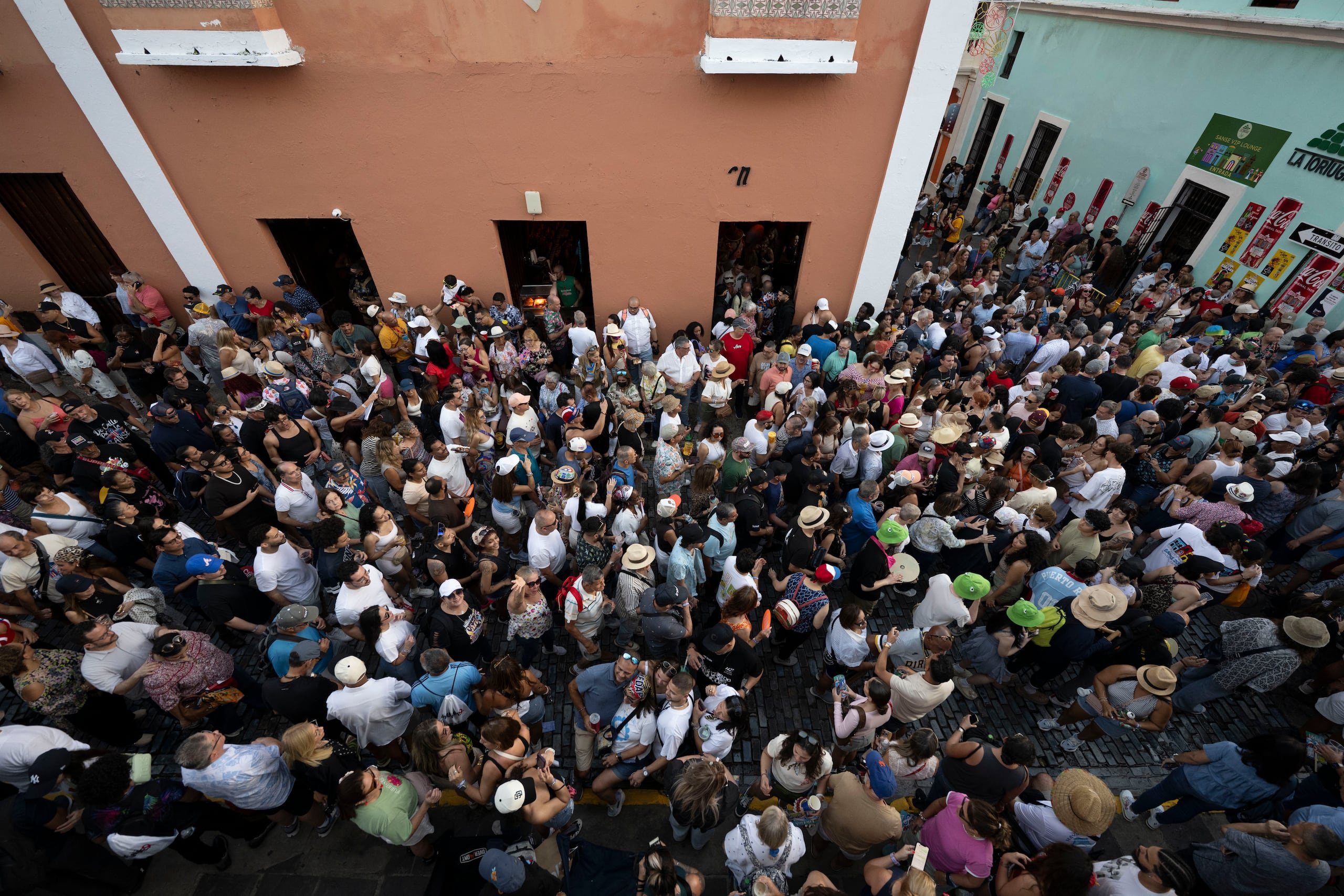 Ayer, jueves, dio comienzo la edición 56 de las Fiestas de la Calle San Sebastián, en el Viejo San Juan.