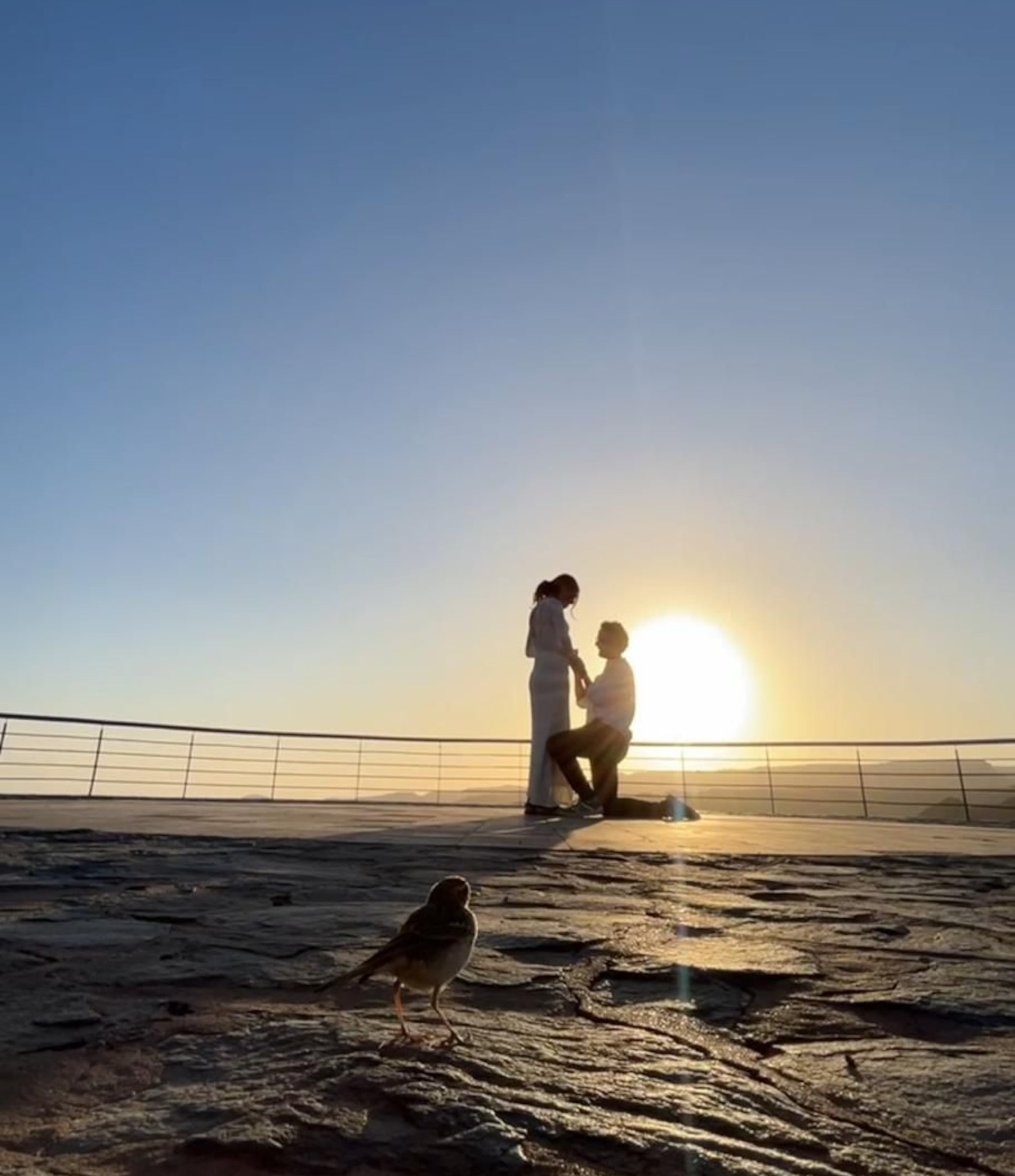 El boricua en la Luna John Lix Feliciano Acosta y la española Bárbara Gragera durante su compromiso en el Mirador Astronómico de la Degollada de las Yeguas, en Gran Canaria.