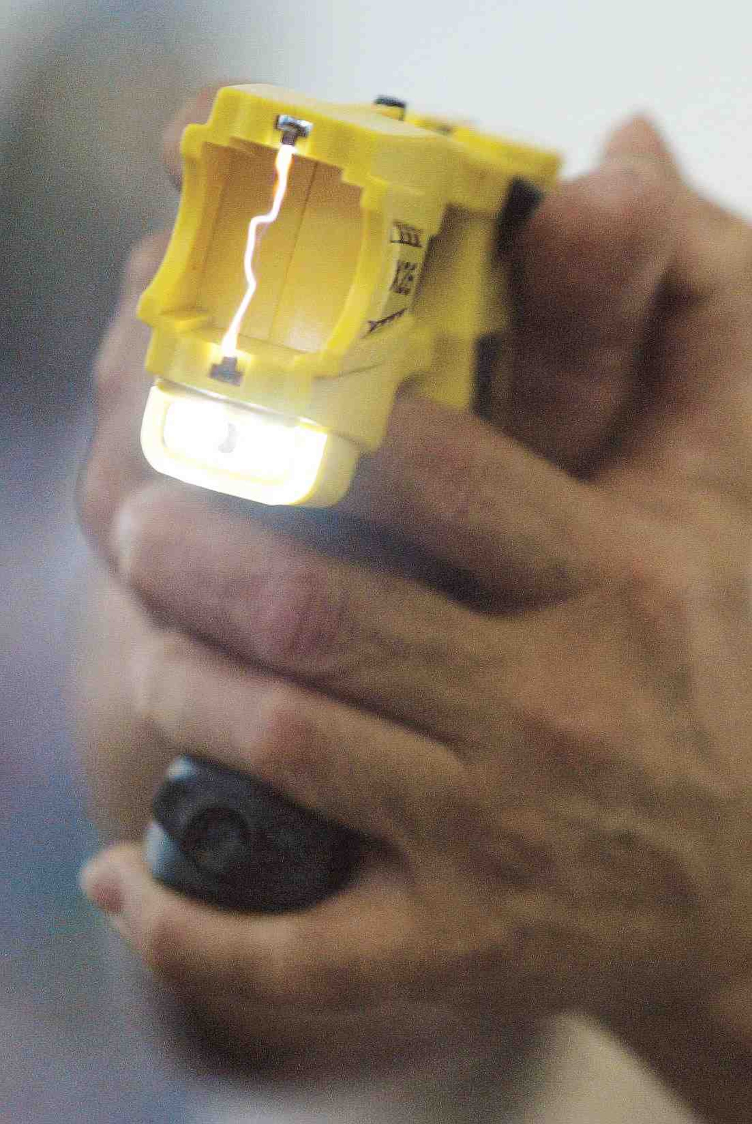 Un hombre atacó en repetidas ocasiones a uno de los agentes con un taser en pleno cuartel de Bayamón. (Archivo / GFR Media)