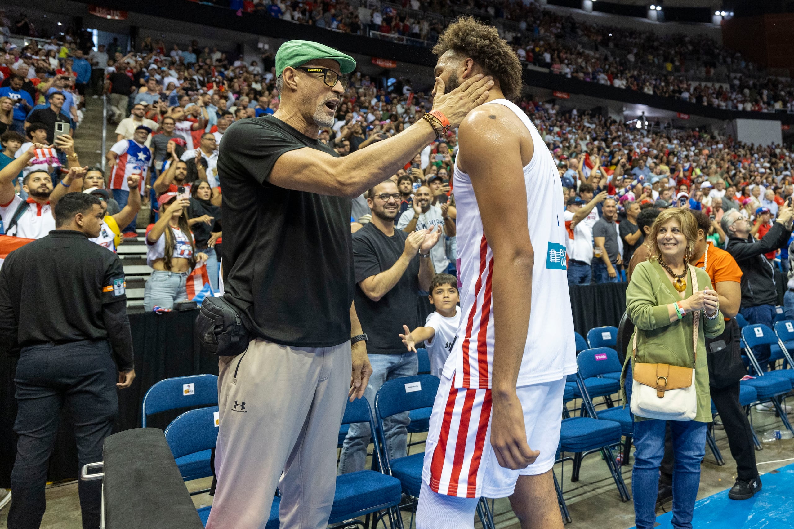 José "Piculín" Ortiz junto a George Conditt IV durante el Repechaje Olímpico, que se llevó a cabo en el Coliseo de Puerto Rico en 2024.