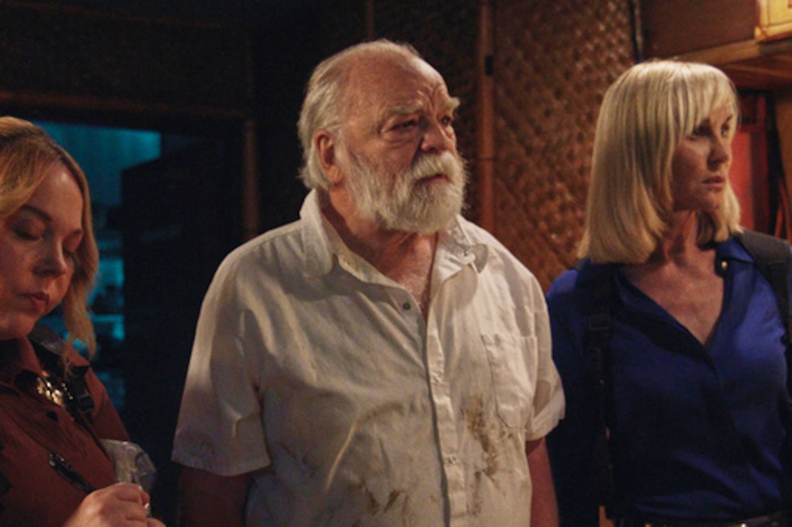 Esta imagen, difundida por Multicom Entertainment Group, Inc., muestra a Richard Riehle, en el centro, durante el rodaje de «The Cowboy Killer». (Ben Solenberger/Multicom Entertainment Group, Inc. a través de AP)