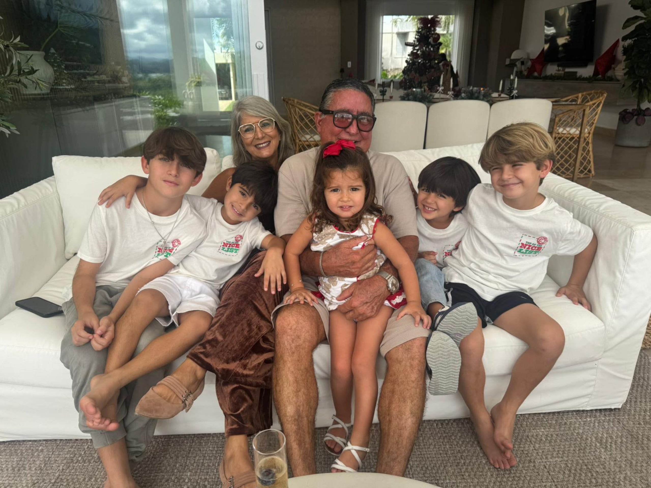 Epique Olazagati, al centro, rodeado por sus nietos y en compañía de su esposa, no extraña mucho el voleibol porque hoy en día lo vive como espectador de algunos de sus nietos que lo juegan.