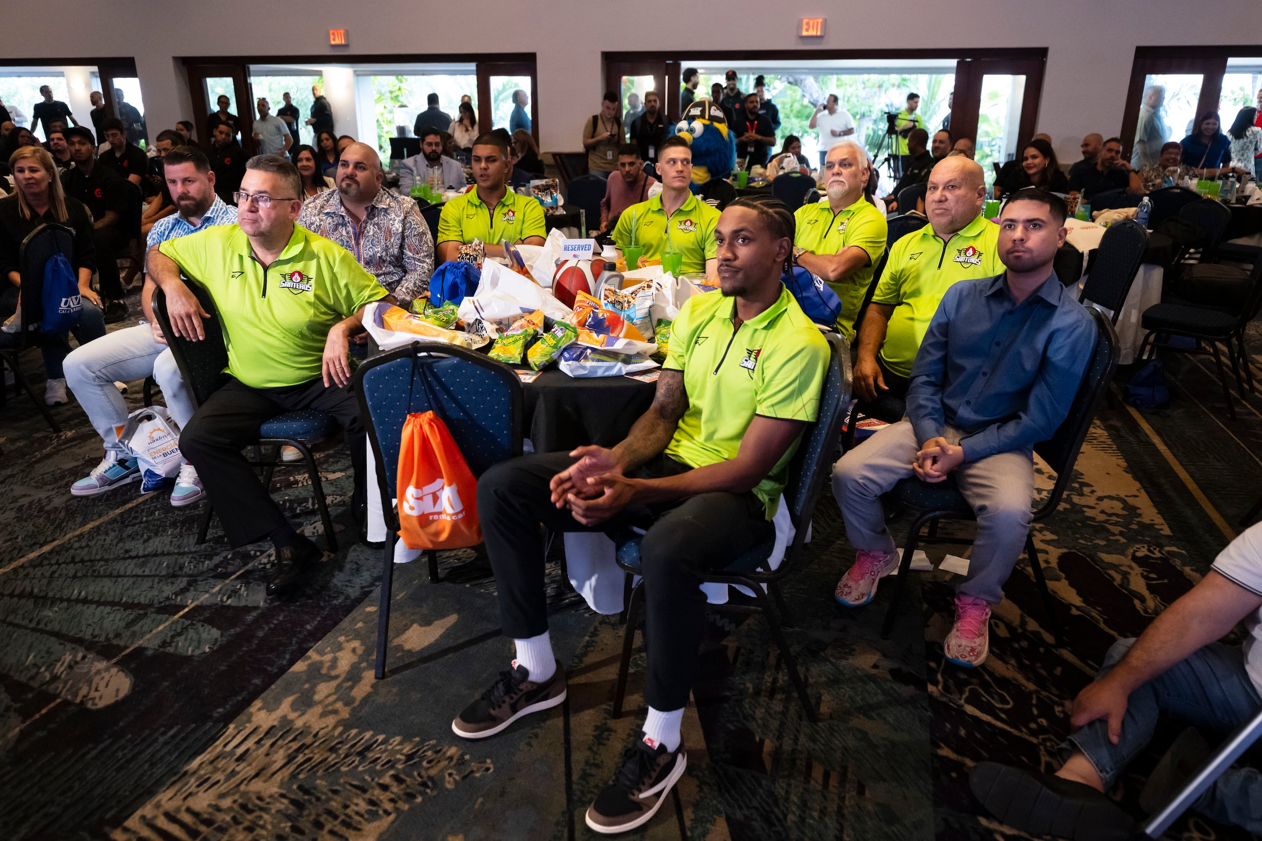 Miembros de los Santeros de Aguada durante la presentación de la temporada 2024 del BSN, en Vivo Beach Club, en Carolina.
