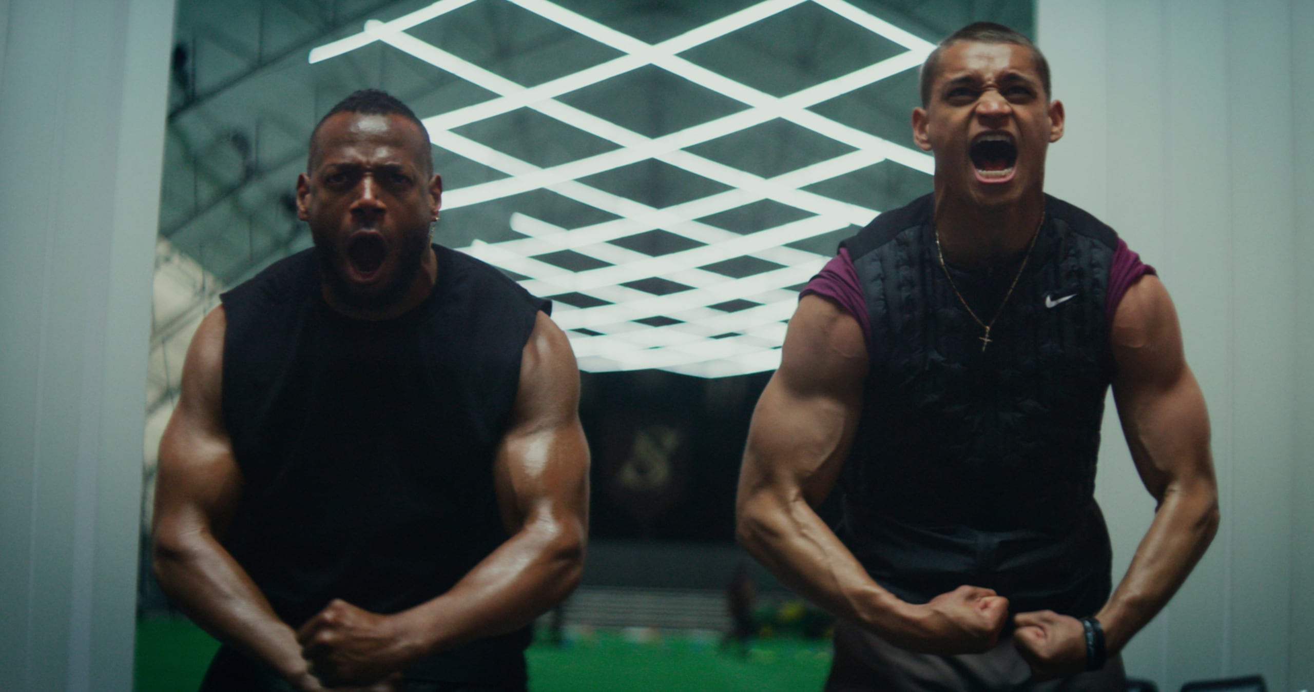 En la imagen, publicada por Universal Pictures, aparecen Marlon Wayans, izquierda, y Tyriq Withers en una escena de "Him." (Universal Pictures vía AP)