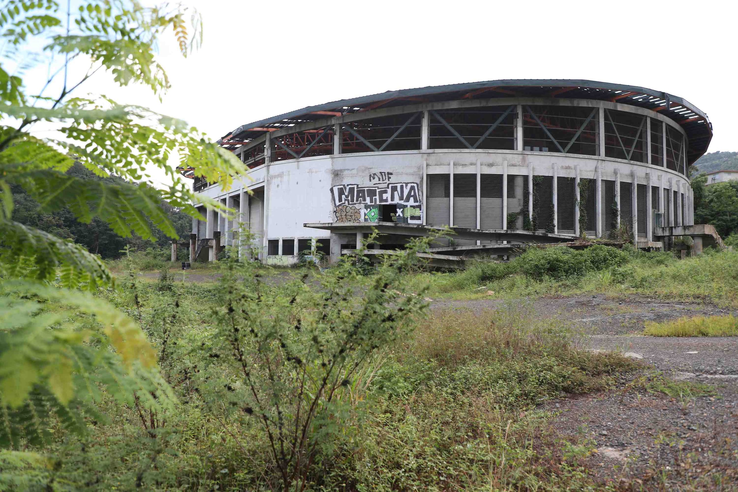 La construcción del Coliseo de Naranjito comenzó en 2002 bajo la administración del alcalde del Partido Popular Democrático, Manuel Ortega.