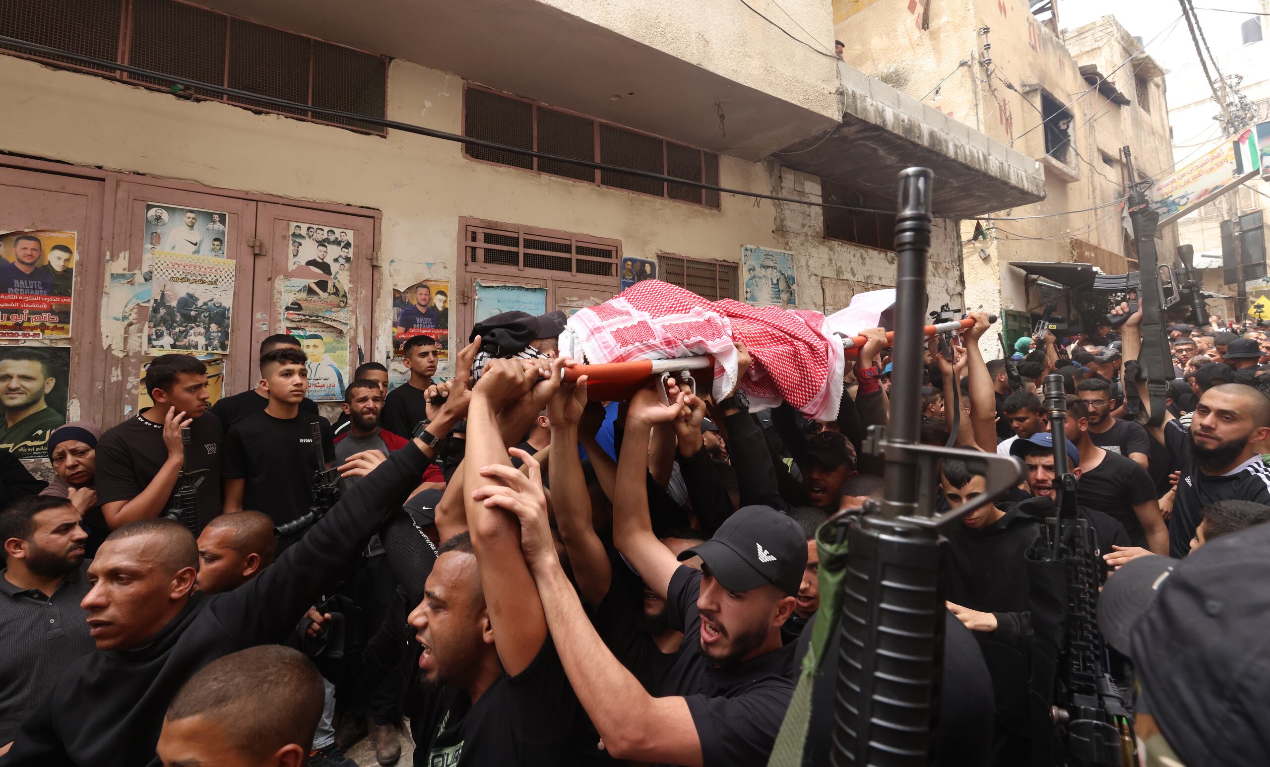 El atacante murió y dos guardias de seguridad también resultaron heridos en la balacera.