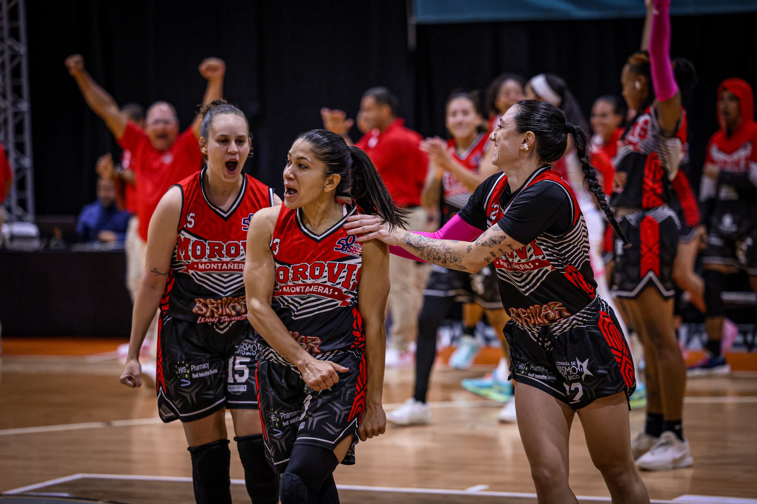 Pamela Rosado, al centro, celebra una victoria de las Montañeras sobre Santurce en la temporada 2024 del Baloncesto Superior Nacional Femenino (BSNF).