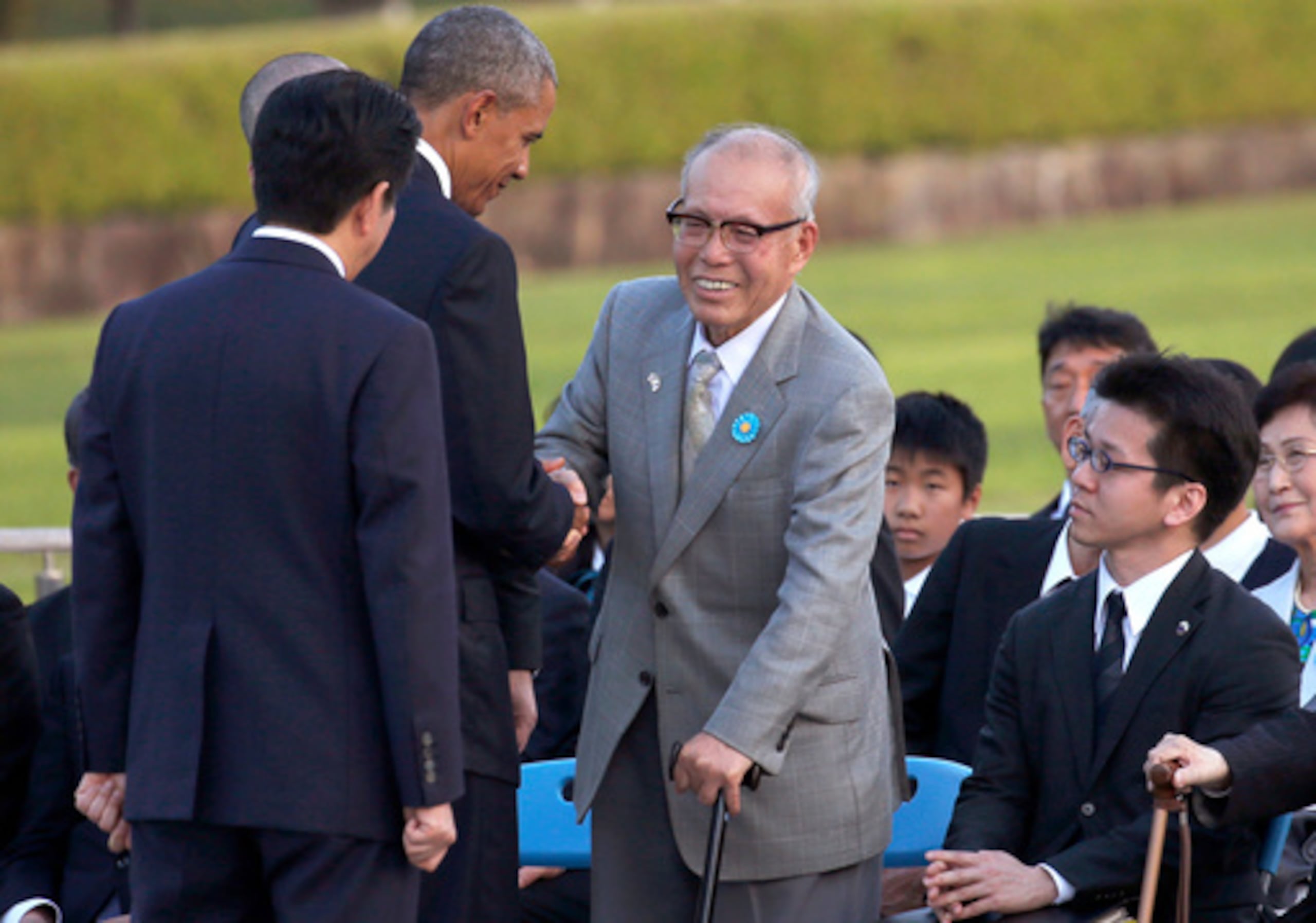 El presidente de Estados Unidos, Barack Obama, segundo por la izquierda, estrecha la mano de Shigeaki Mori, superviviente de la bomba atómica y creador del monumento en memoria de los prisioneros de guerra estadounidenses muertos en la Segunda Guerra Mundial en Hiroshima.