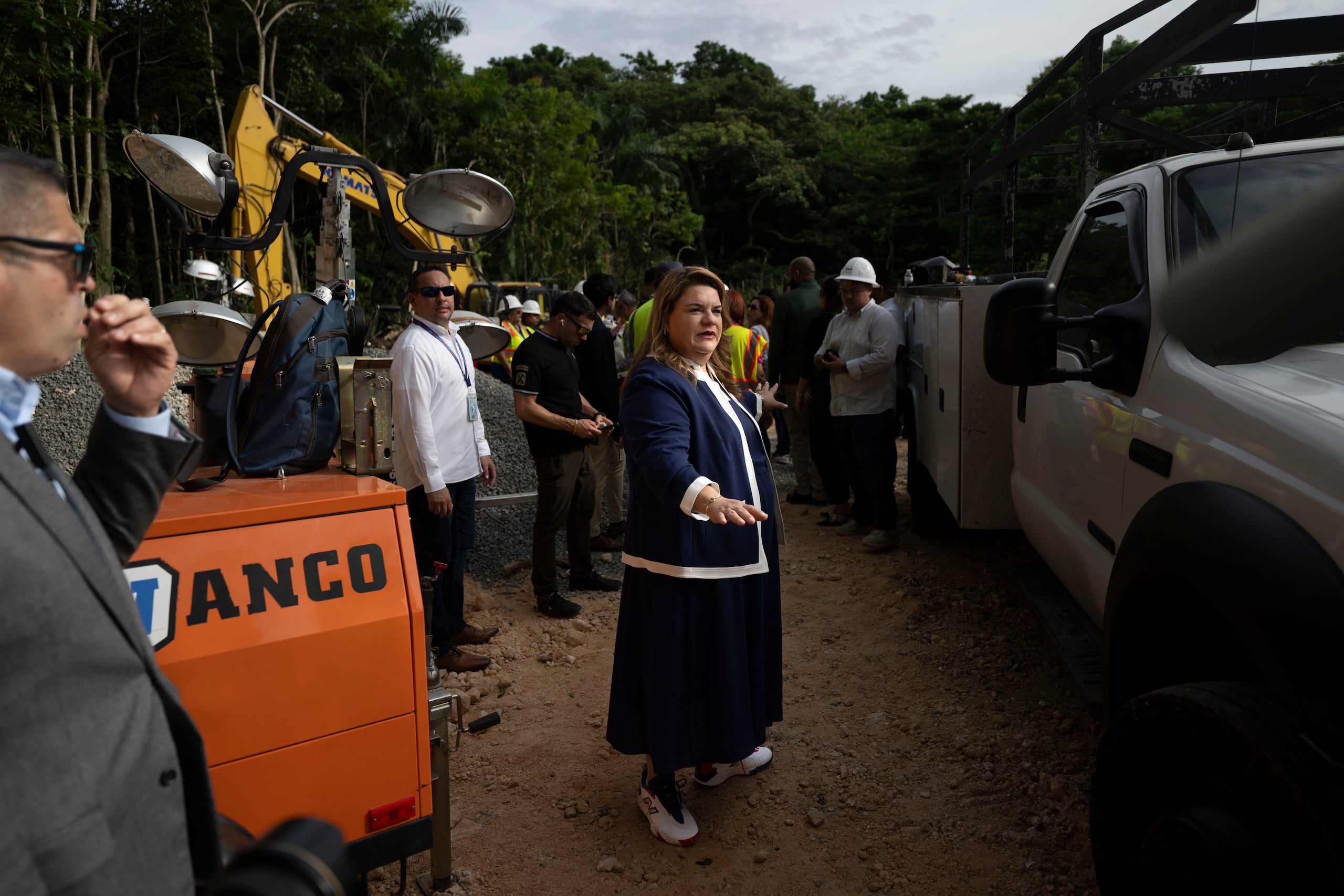 La gobernadora Jenniffer González Colón en la zona donde la AAA lleva a cabo trabajos de reparación en el punto de ruptura del Superacueducto, la cual ha dejado sin servicio de agua potable a miles de abonados.