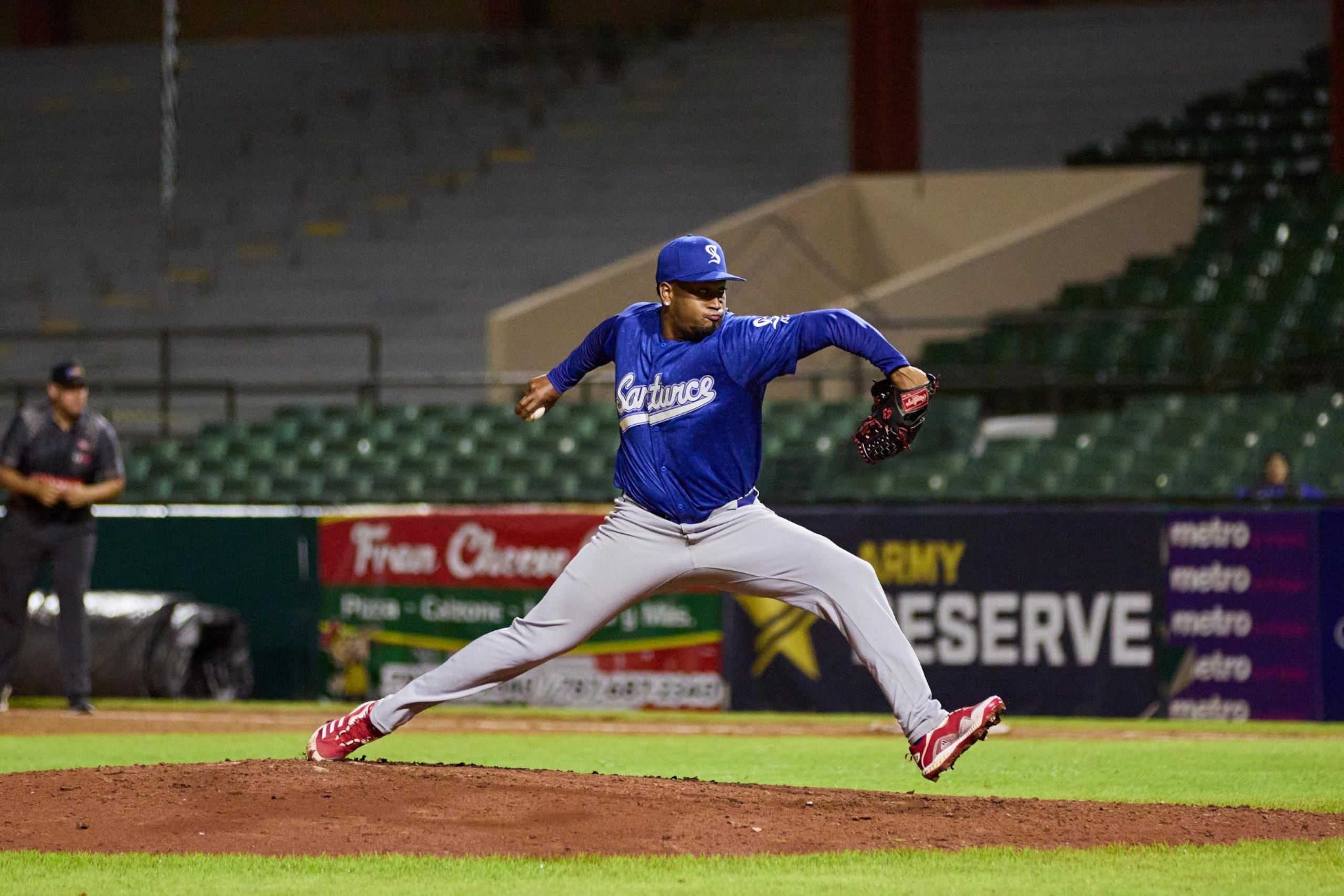 Alexis Díaz con el uniforme de los Cangrejeros de Santurce.