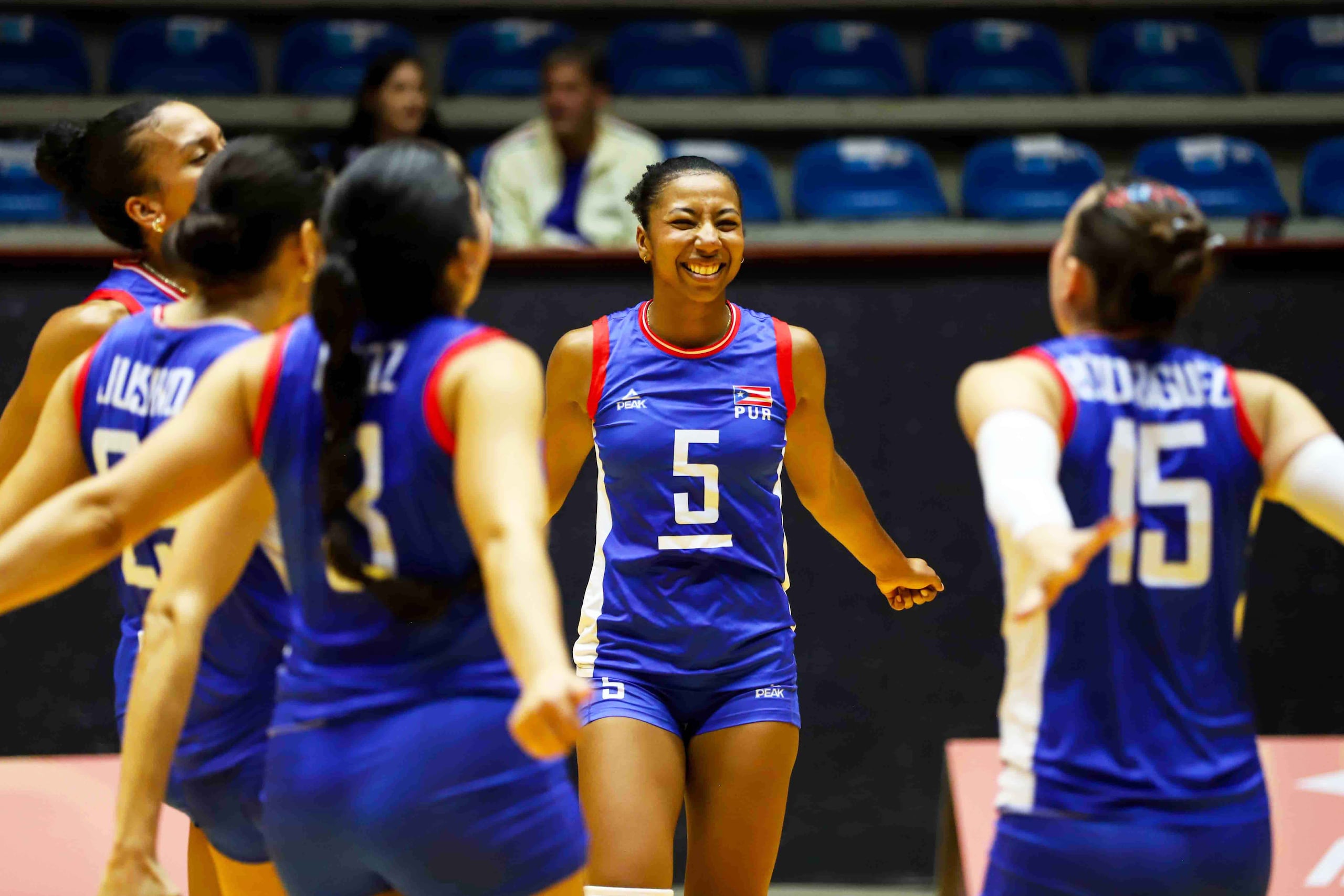 La Selección Nacional de voleibol femenino celebra su triunfo.