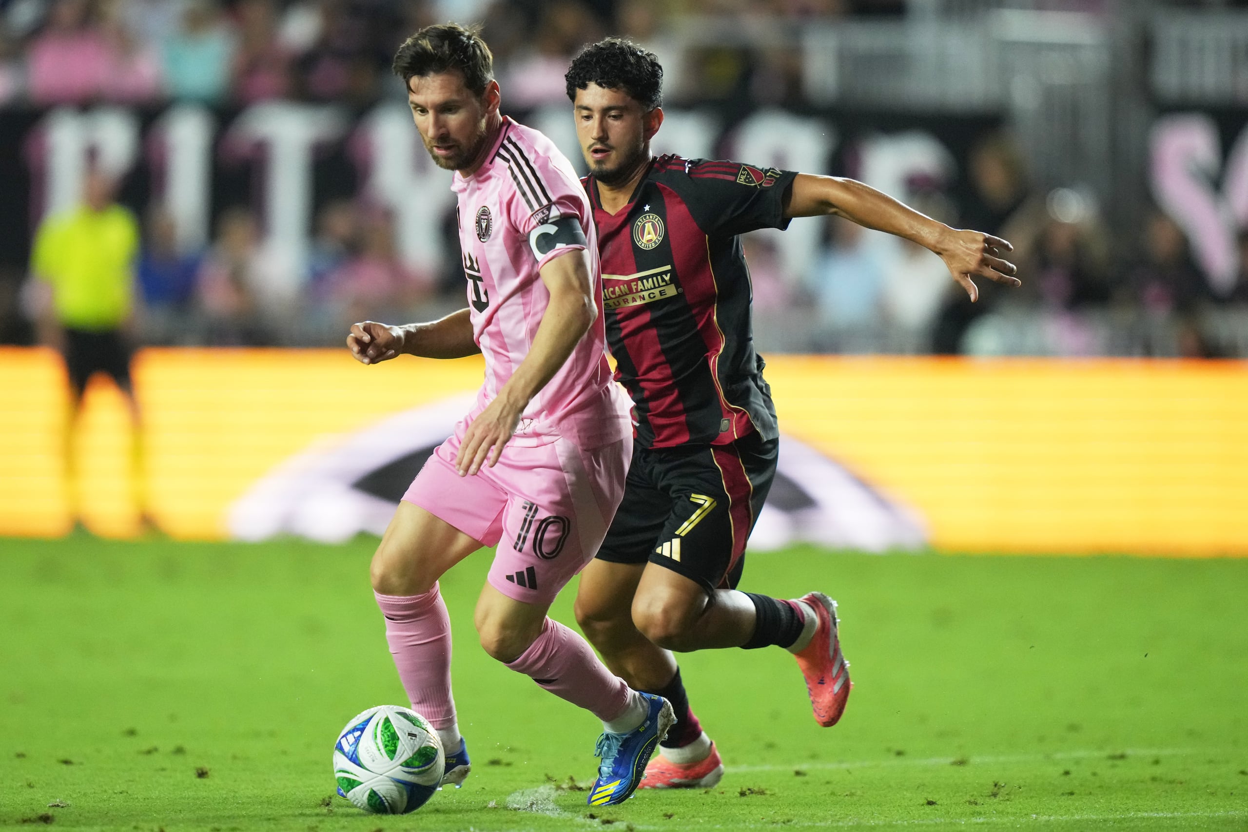 Lionel Messi corre con el balón mientras el mediocampista Steven Alzate lo defiende durante la primera mitad de un partido de fútbol de la MLS.