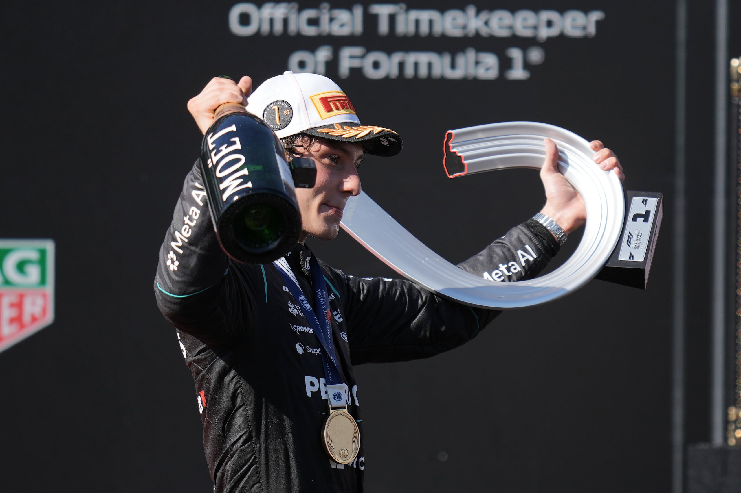 El italiano Andrea Kimi de Mercedes celebra en el podio tras ganar el Gran Premio de España en Madrid.