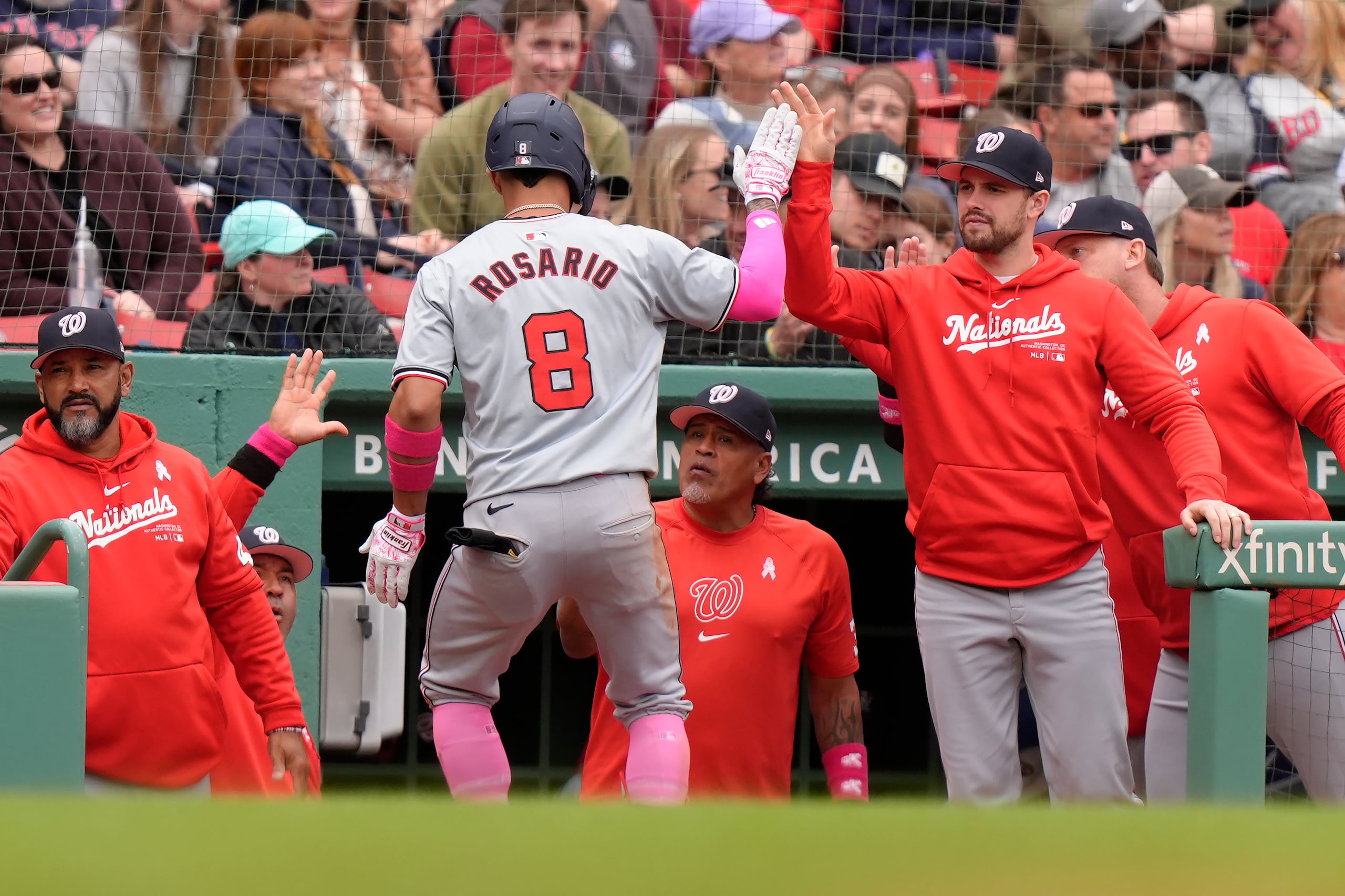 Eddie Rosario conectó jonrón en causa perdida.