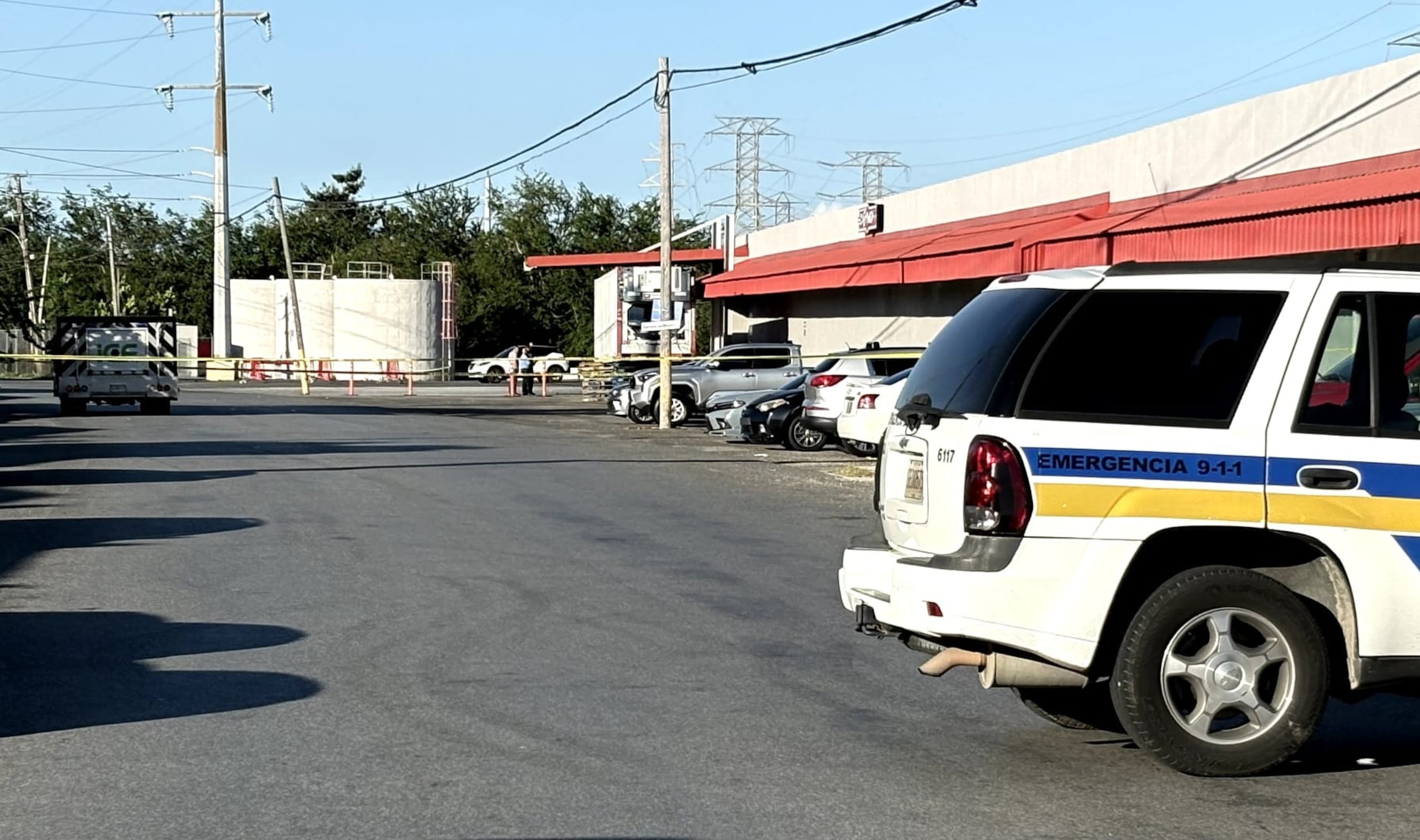 Escena policiaca del crimen registrado en los predios del supermercado Econo Los Caobos, en Ponce.