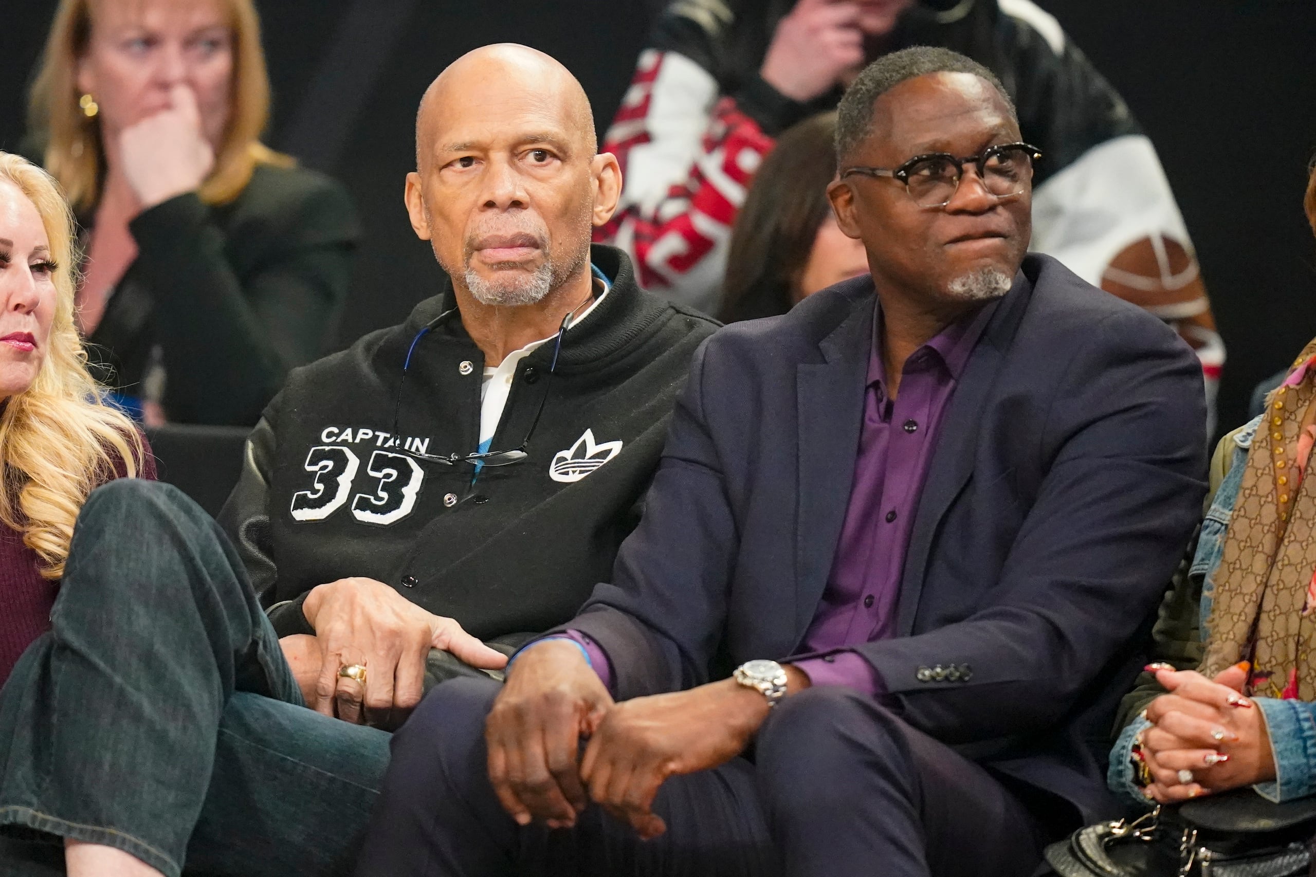 Kareem Abdul-Jabbar y Dominique Wilkins observan aquí la acción del Juego de Estrellas 2023.