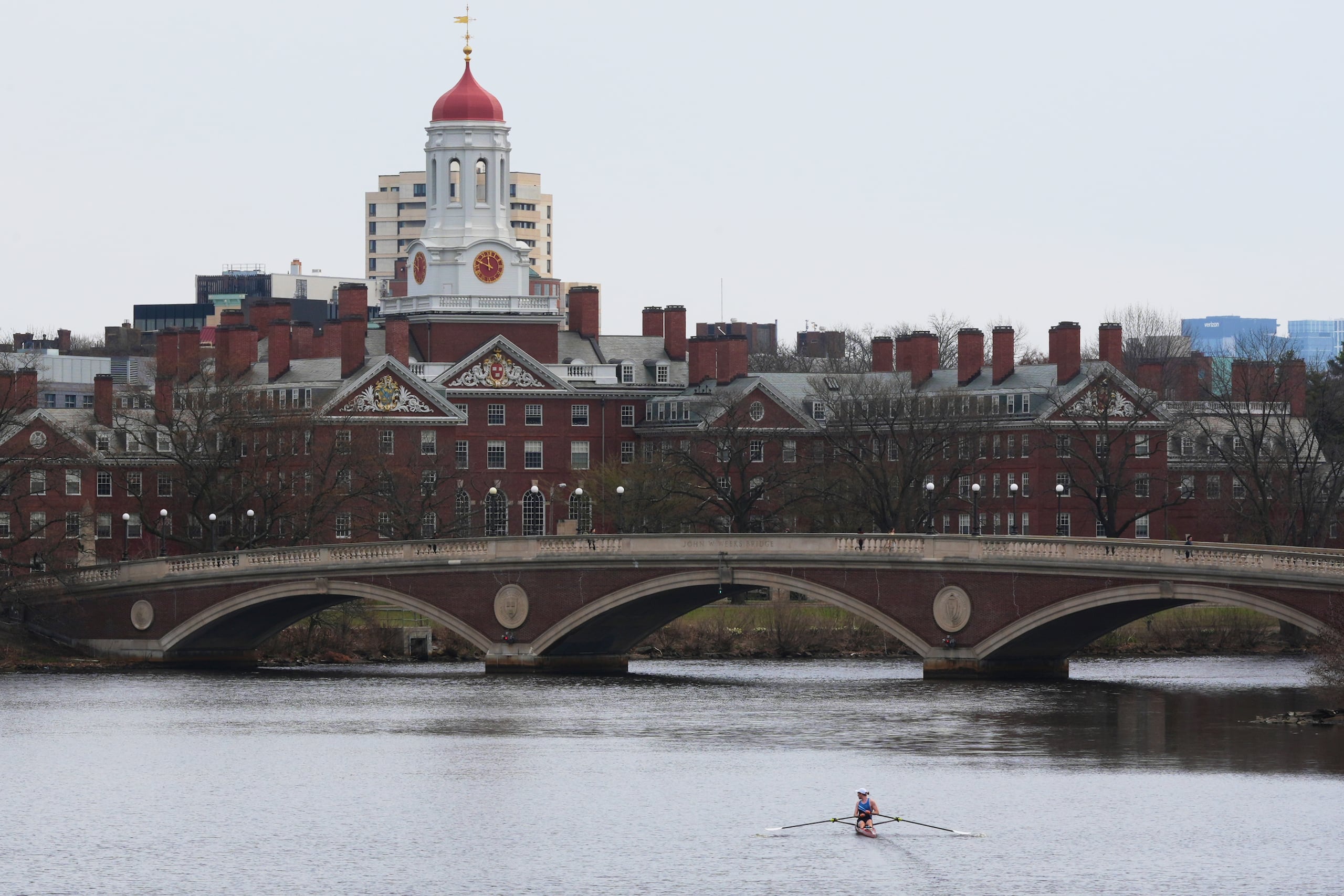 La administración revocó la certificación de Harvard en el Programa de Estudiantes y Visitantes de Intercambio, que le da a la escuela la capacidad de patrocinar a estudiantes internacionales para obtener sus visas y asistir a la escuela en Estados Unidos.