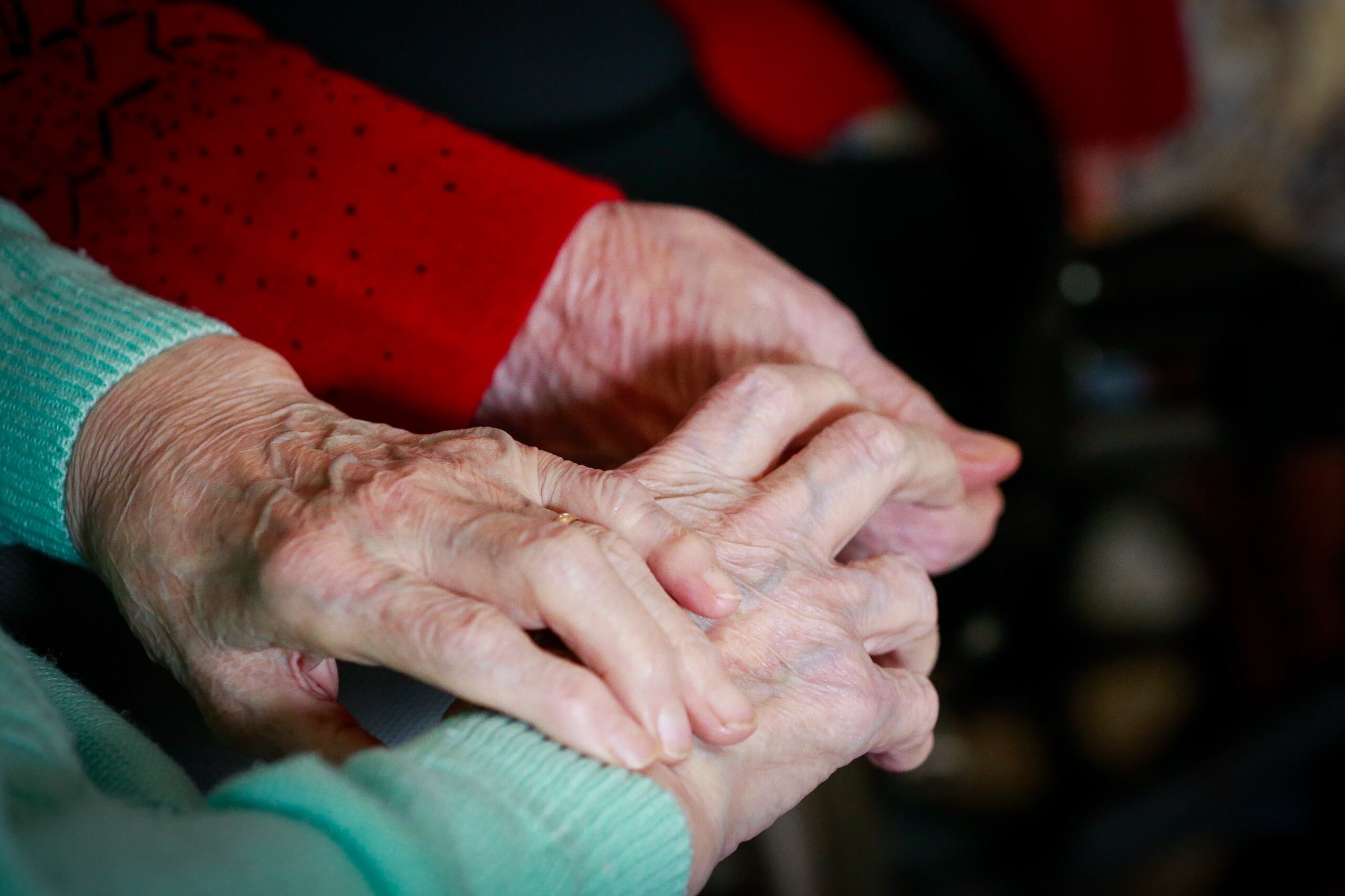 Después de una gran caída de cuatro años en la esperanza de vida de 2019 a 2020, los hispanos vieron una ligera reducción de 0.2 años en 2021, ubicándose su expectativa en 77.6 años.