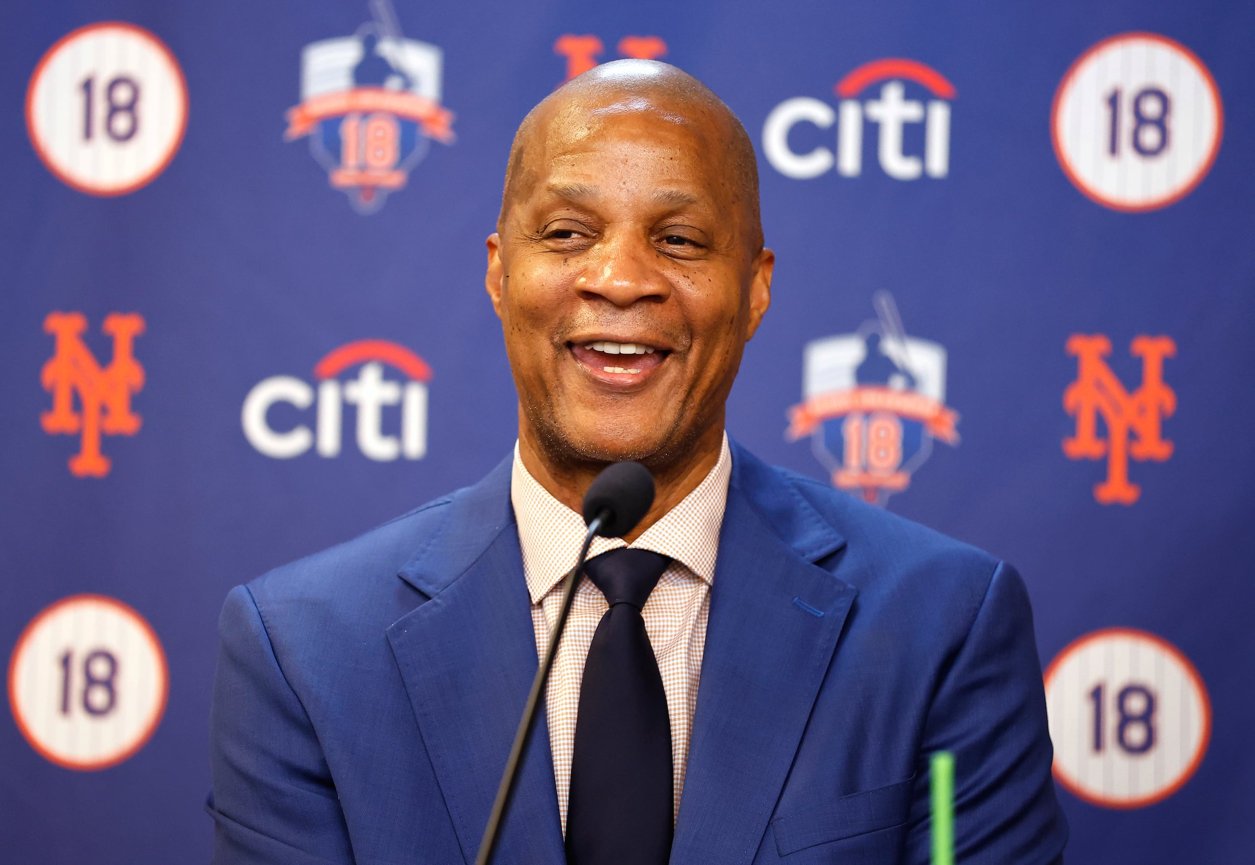 Darryl Strawberry, exjardinero de los Mets de Nueva York, habla antes de la ceremonia de retiro de su número, el 1 de junio de 2024, en Nueva York.