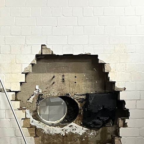 FOTOS: Ladrones perforan pared y roban millones en banco