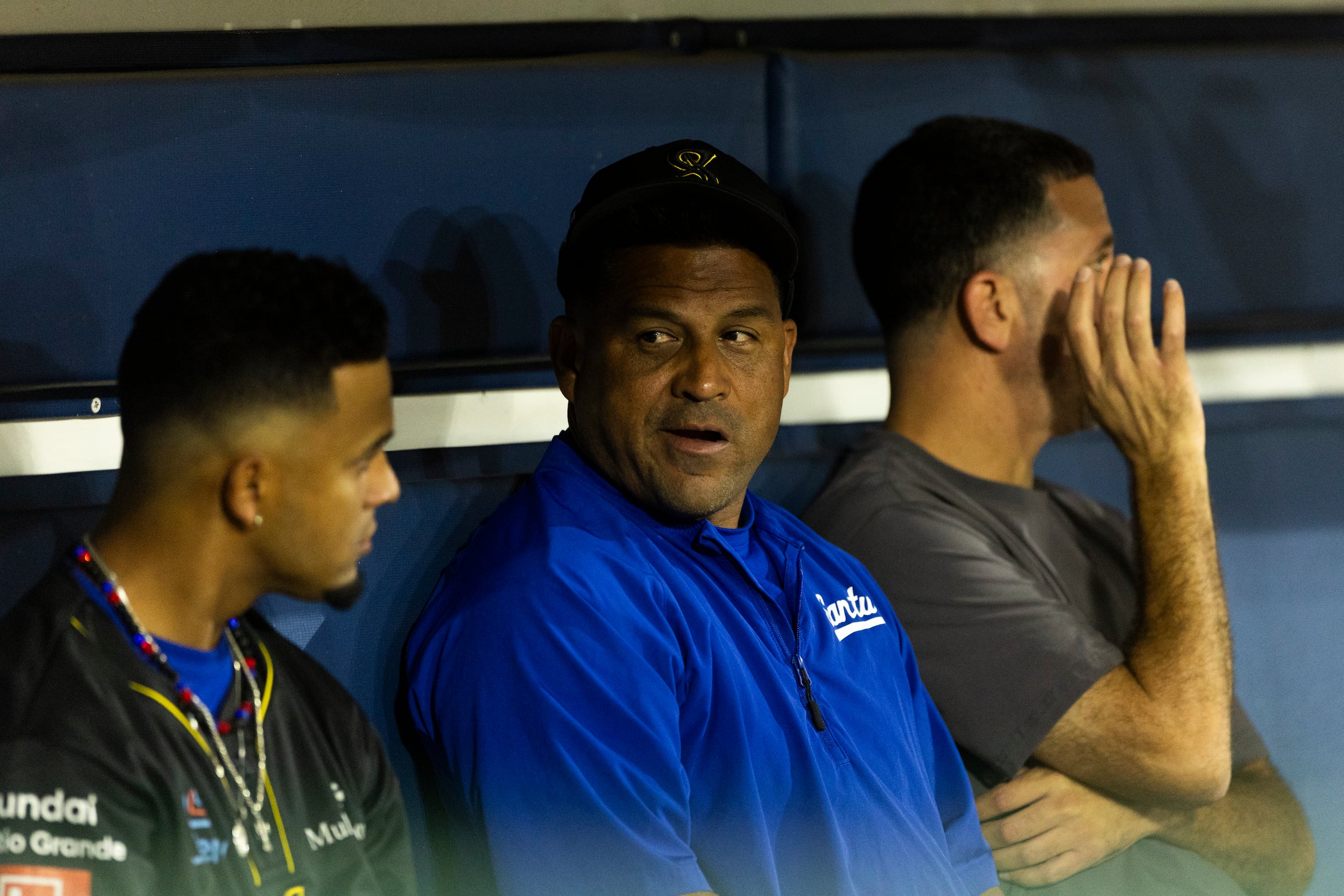 El piloto de los Cangrejeros de Santurce, Willie Romero, en el dugout durante el primer juego de las semifinales contra los Criollos de Caguas.