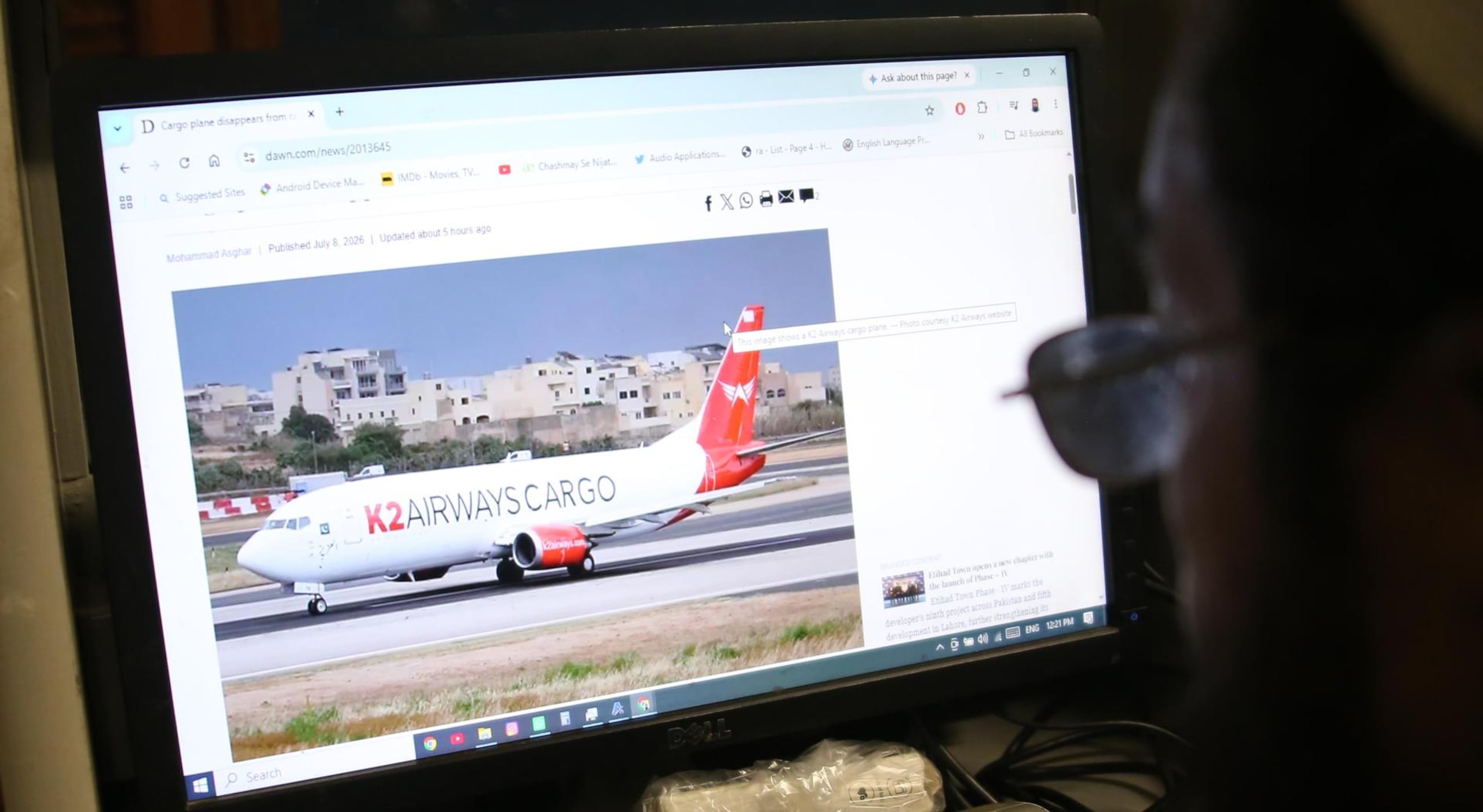 Un hombre observa noticias sobre un avión de carga desaparecido de K2 Airways en la pantalla de una computadora en Karachi, Pakistán, el 8 de julio de 2026.