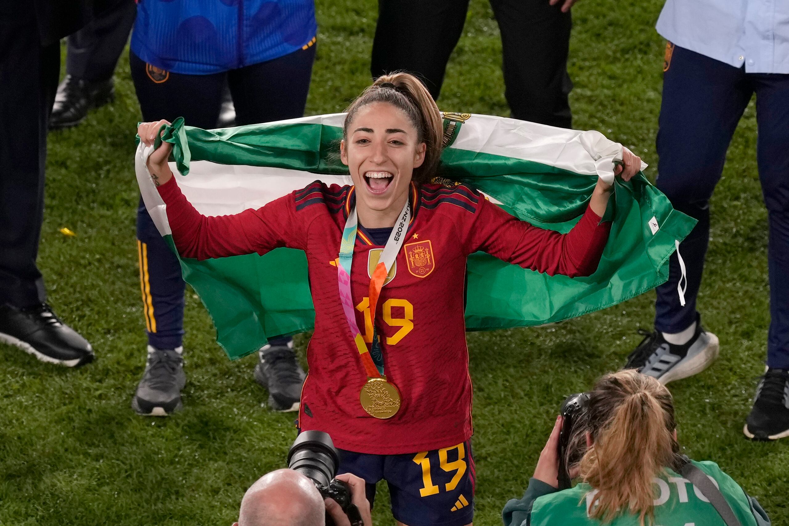 Olga Carmona celebra el campeonato. Minutos después fue informada sobre la muerte de su padre.