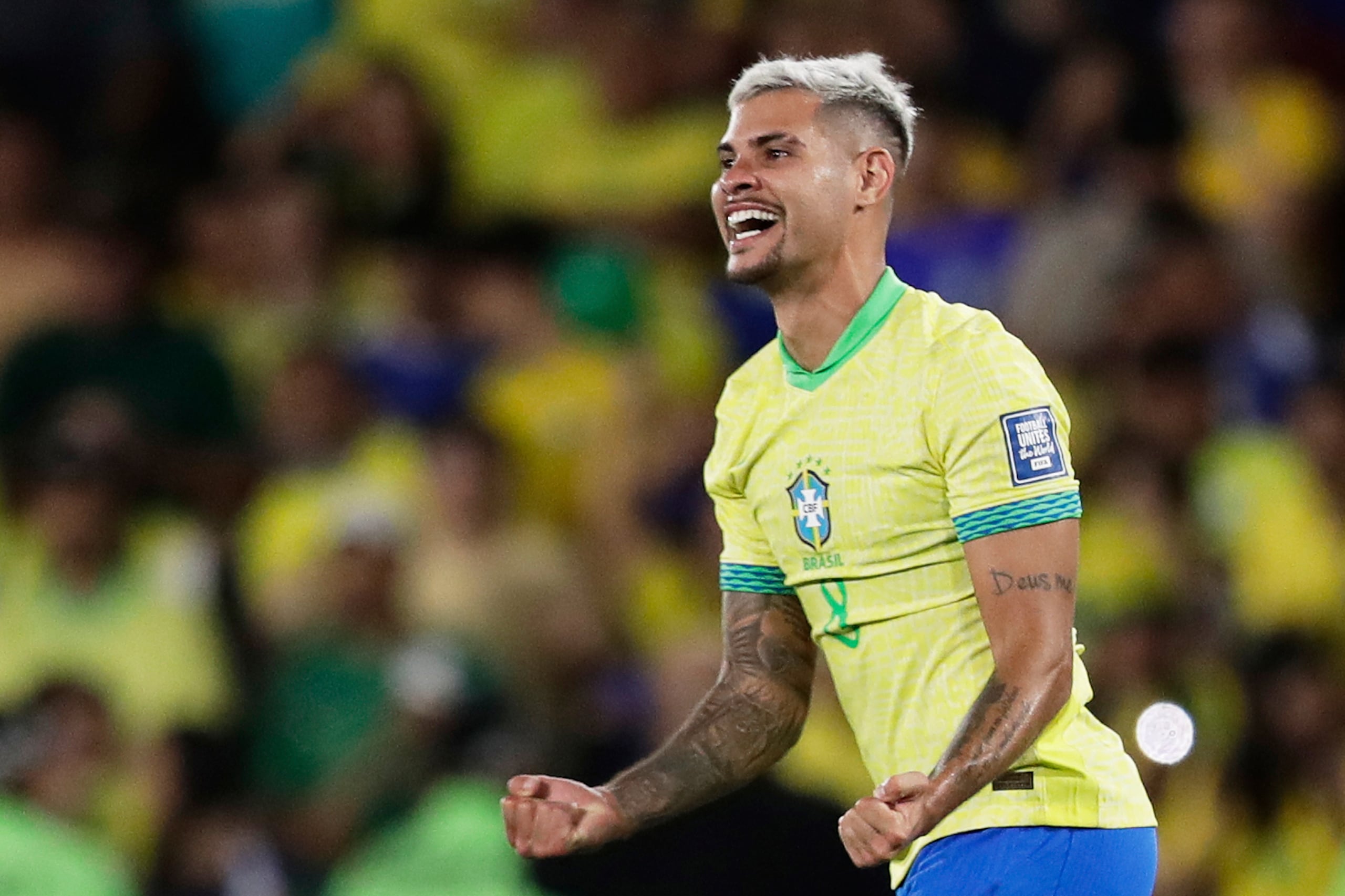 Bruno Guimaraes, de la selección de Brasil, festeja el tercer gol de su equipo ante Chile en un duelo de las eliminatorias al Mundial, el jueves 4 de septiembre de 2025 (AP Foto/Bruna Prado)