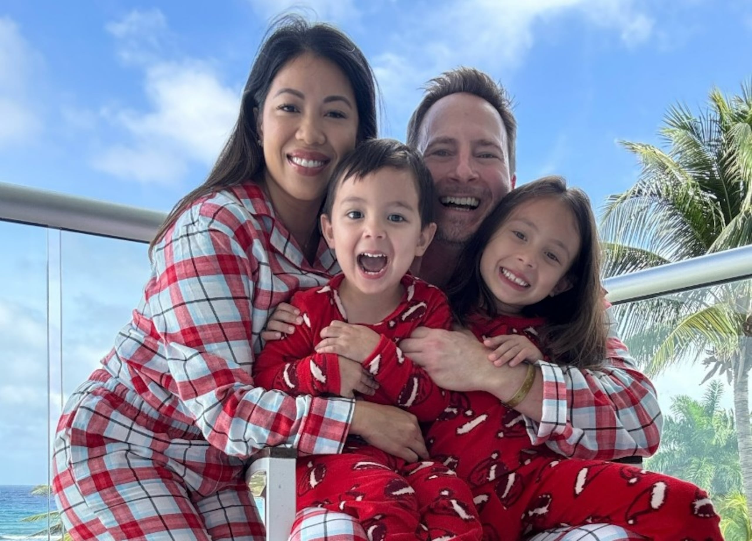 Medios locales identificaron a las personas fallecidas como la empresaria de restauración Thy Mitchell, su esposo Matthew Mitchell y los dos hijos de la pareja, de 4 y 8 años.