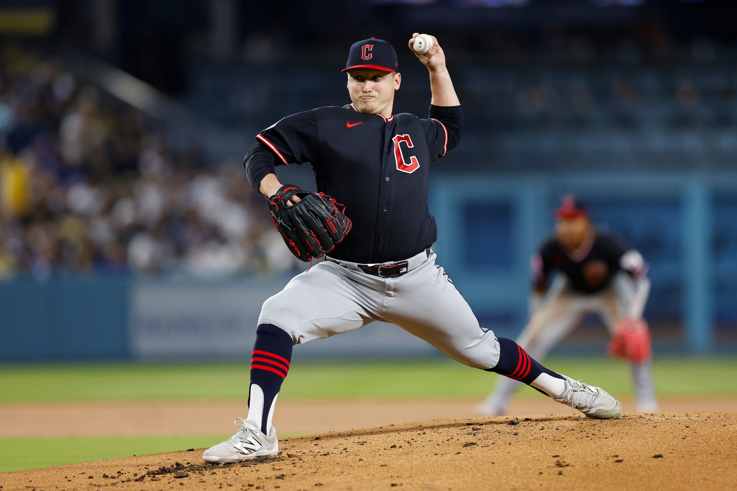 Parker Messick (77), lanzador abridor de los Guardianes de Cleveland, realiza un lanzamiento durante la primera entrada de un juego de béisbol contra los Dodgers de Los Angeles, el lunes 30 de marzo de 2026, en Los Ángeles. (Foto AP/Caroline Brehman)