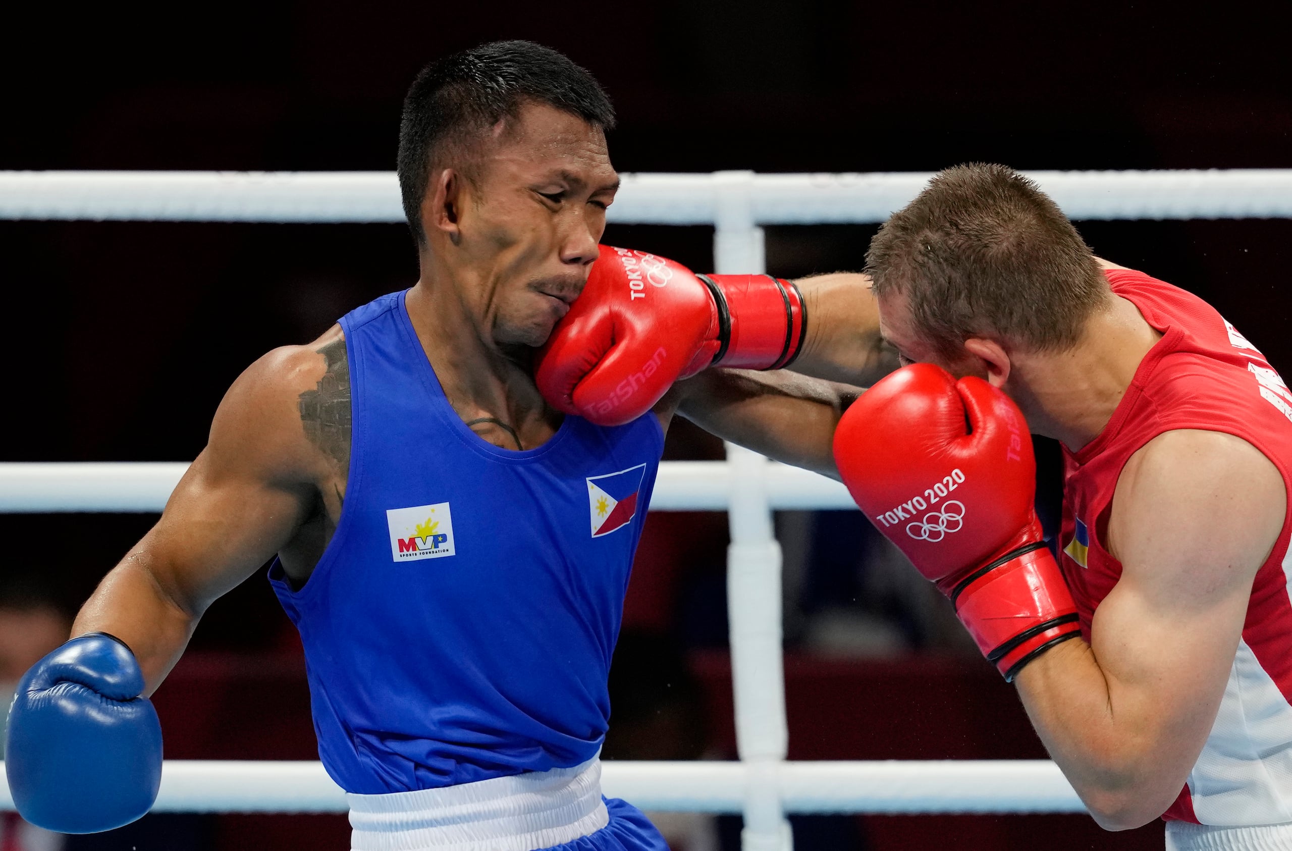 El filipino Eumir Marcial recibe un golpe del ucraniano Oleksandr Khyzhniak durante la semifinal de los Juegos Olímpicos de Tokio,
