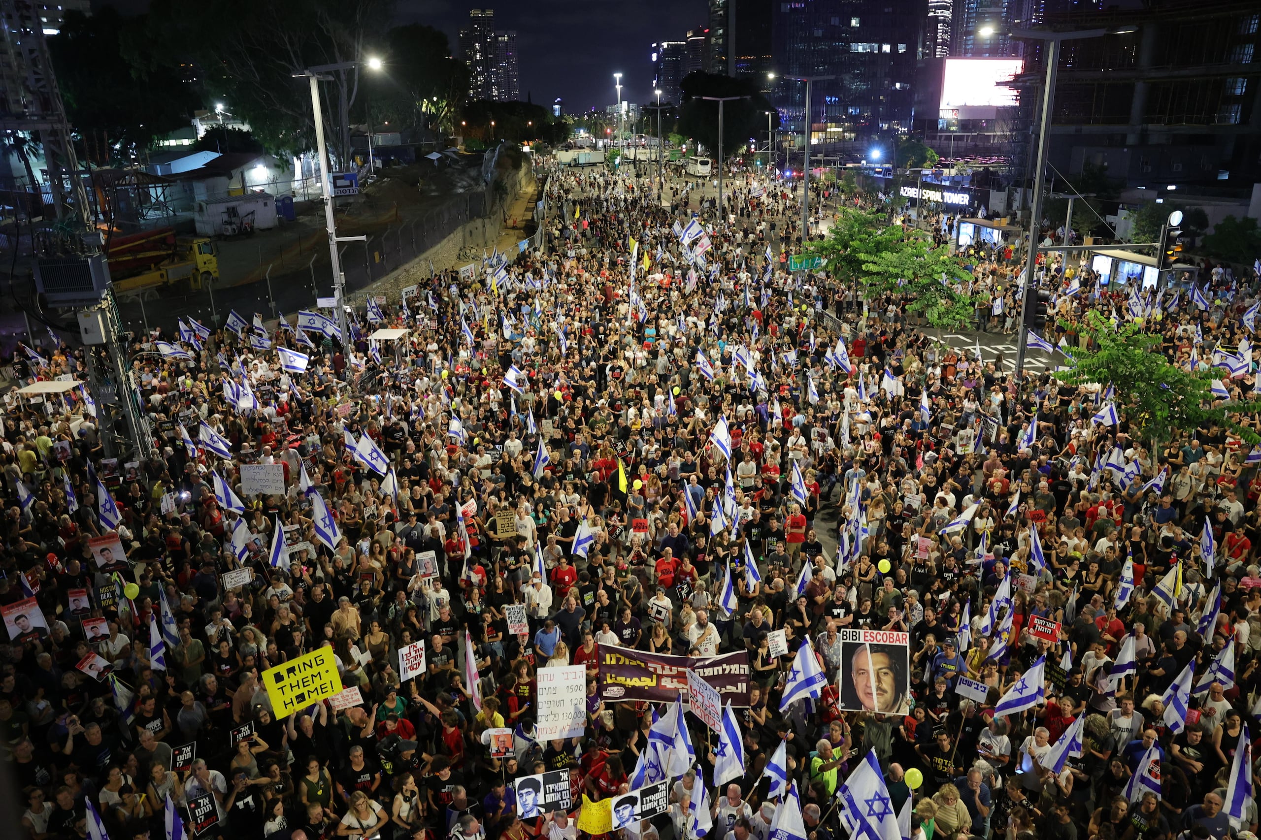 Manifestantes participan en una protesta contra el gobierno del primer ministro israelí Netanyahu y piden la liberación de los rehenes retenidos en Gaza, frente al cuartel general militar de Kirya en Tel Aviv, Israel, 06 de julio 2024. Según el ejército israelí, 116 israelíes, que fueron secuestrados y llevados a la Franja de Gaza durante los ataques de Hamás del 7 de octubre de 2023, permanecen en cautiverio. Las manifestaciones en Israel han criticado el manejo de la crisis por parte del gobierno, exigiendo la liberación inmediata de todos los rehenes. (EFE/EPA/ABIR SULTAN)