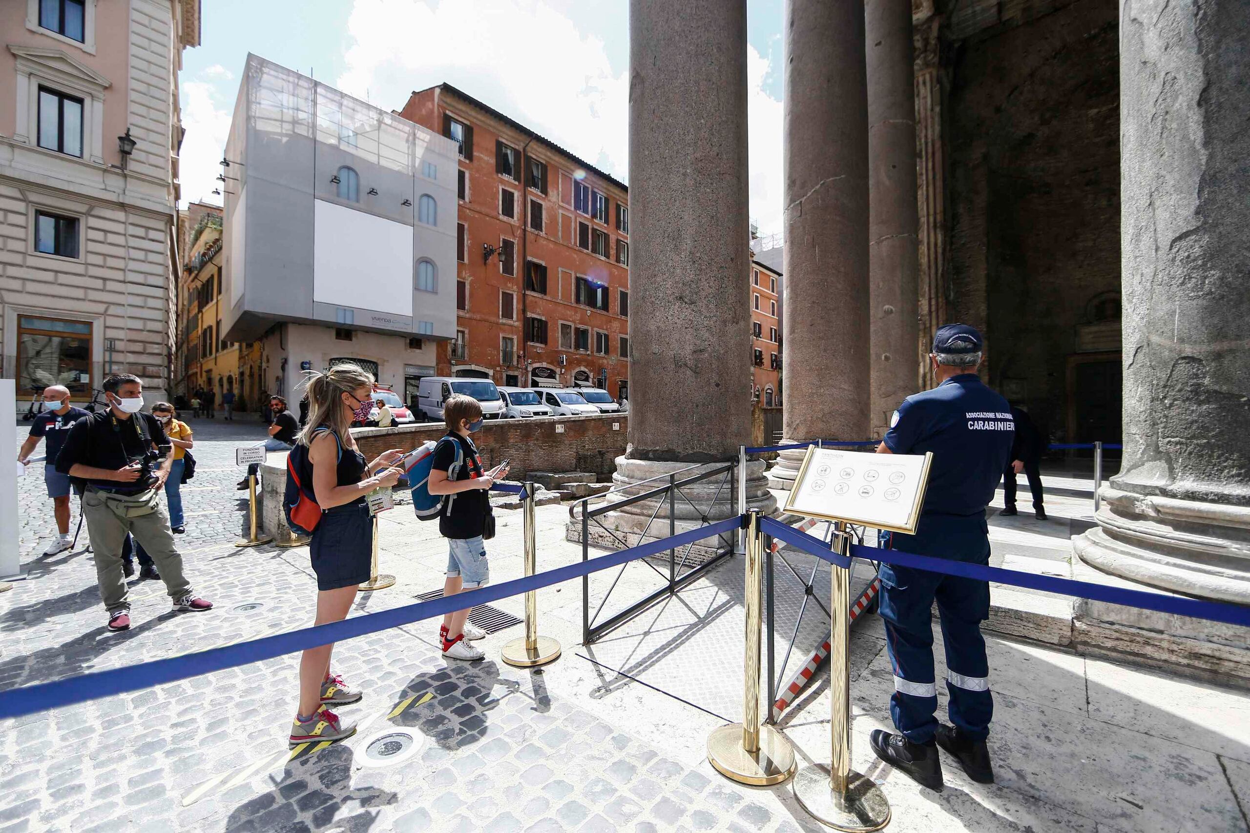 Personas esperan para poder entrar al Panteón de Roma en Italia. (AP)