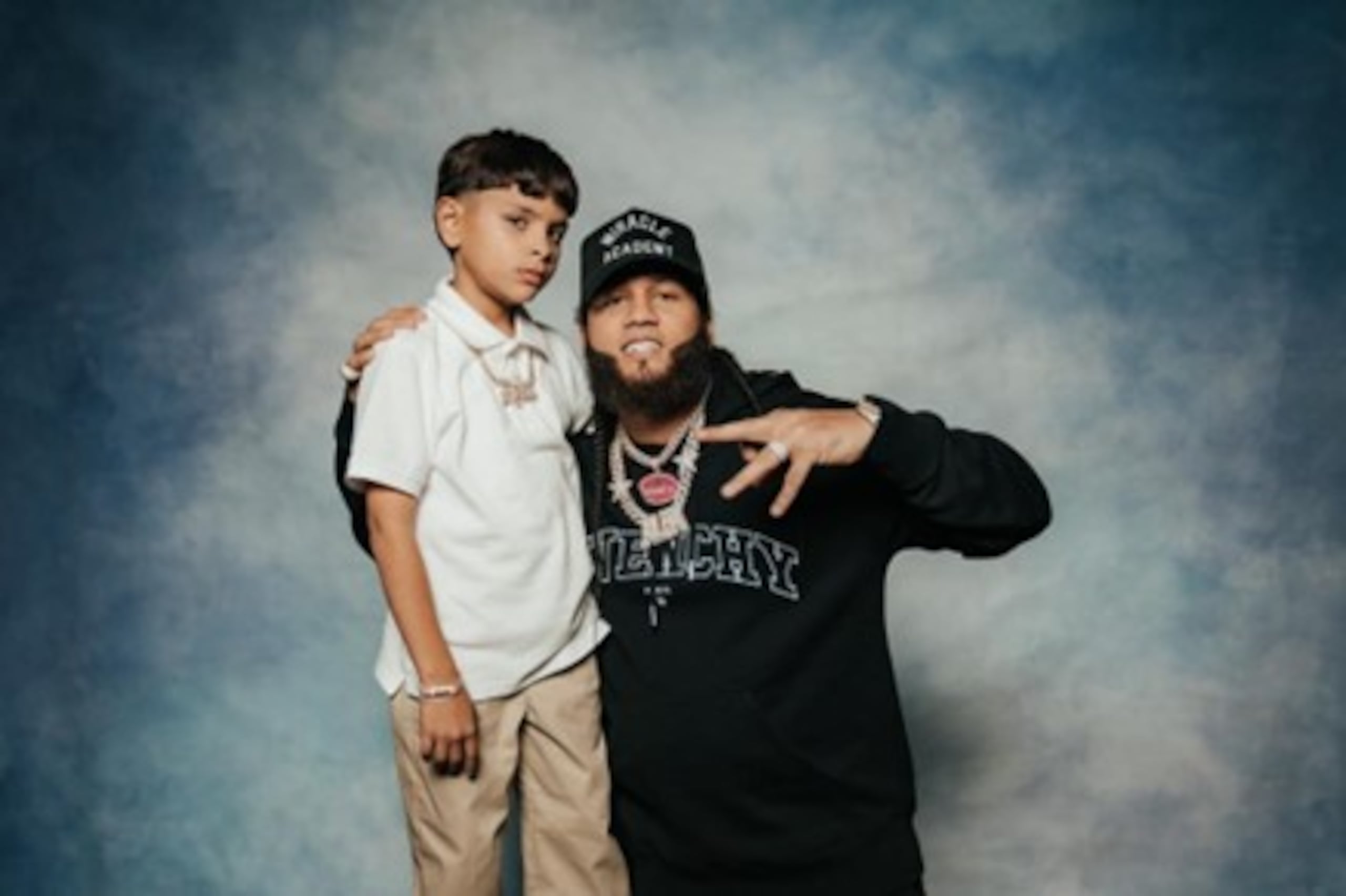 Dylan regresa con "Te Estudiamos", un tema en colaboración con El Alfa que busca poner a bailar tanto grandes como pequeños.