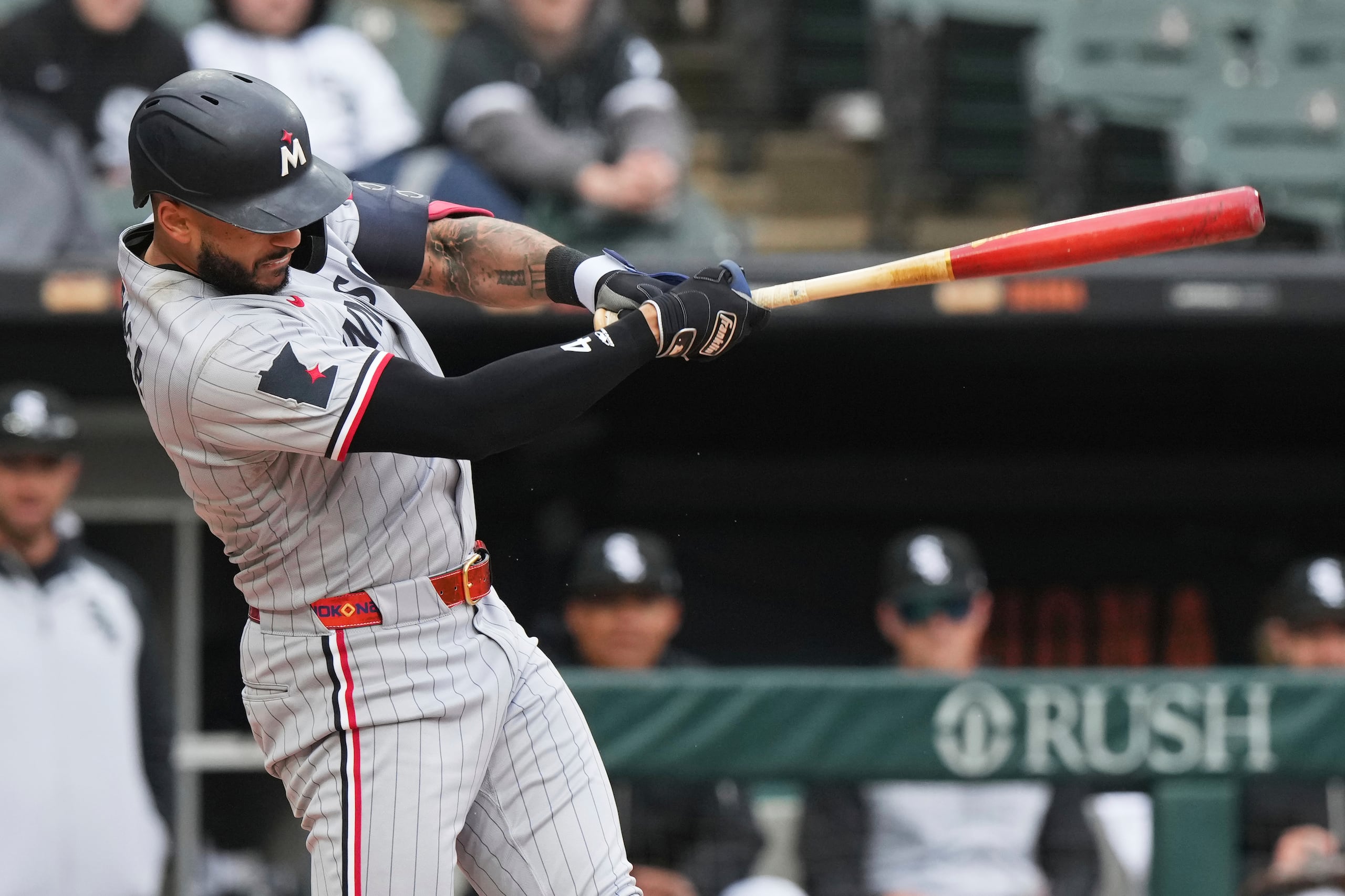 Carlos Correa pegando un sencillo ante los White Sox.