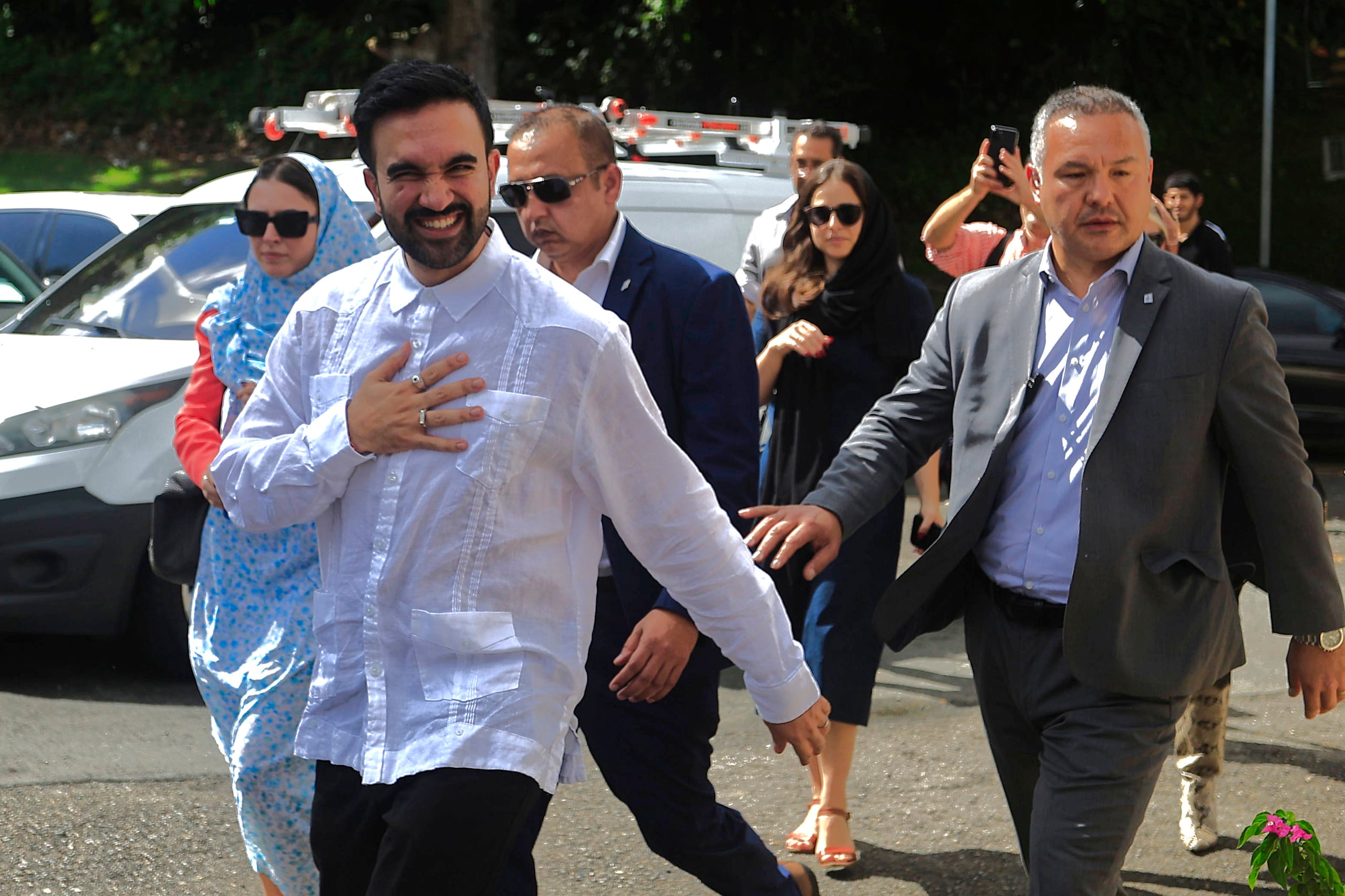 Mamdani repartió comida en las inmediaciones de la mezquita, rodeado de fanáticos que le pedían fotos, le felicitaban por su victoria.