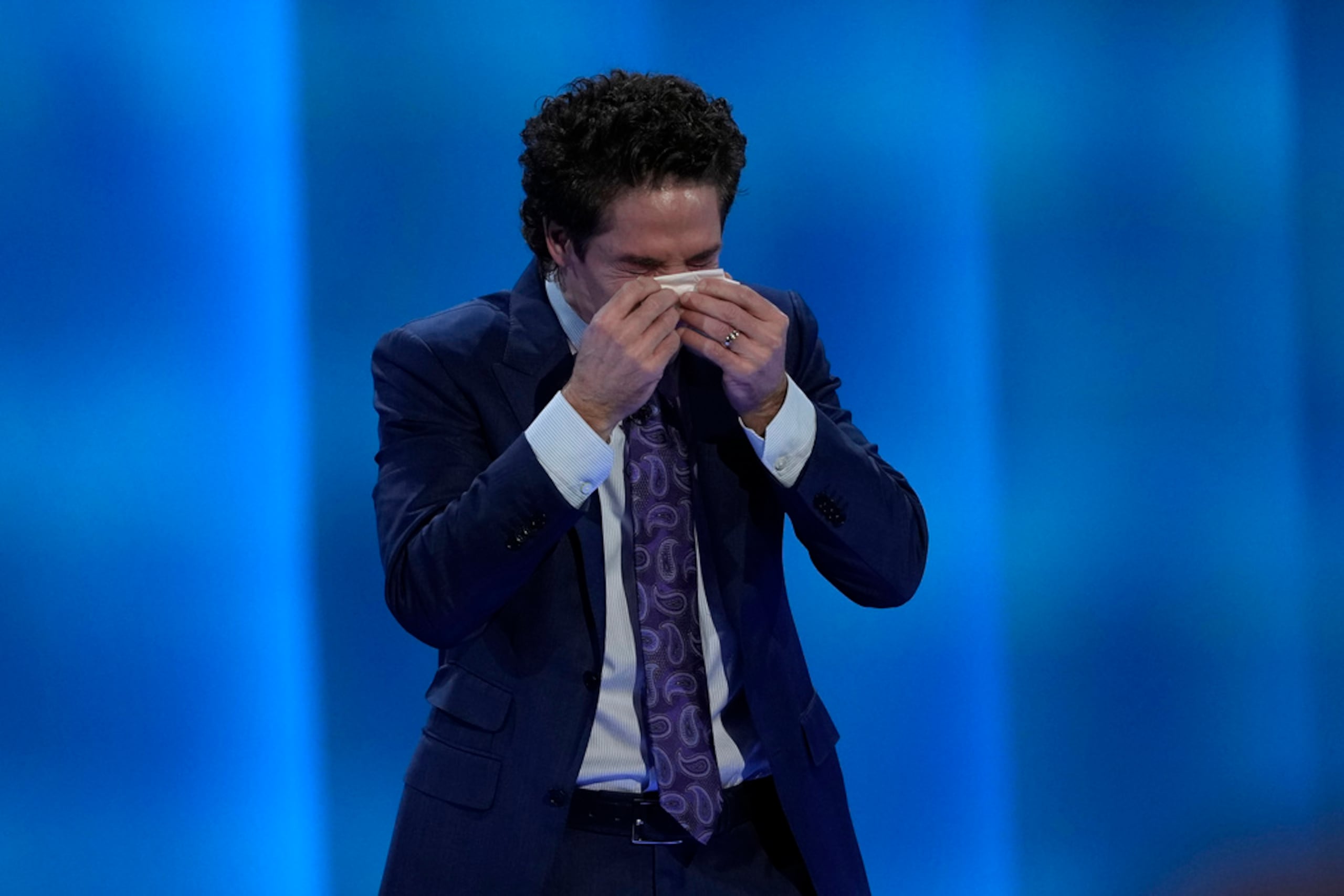 El pastor Joel Osteen limpiaba sus lágrimas el domingo mientras hablaba sobre el tiroteo en la Iglesia Lakewood.