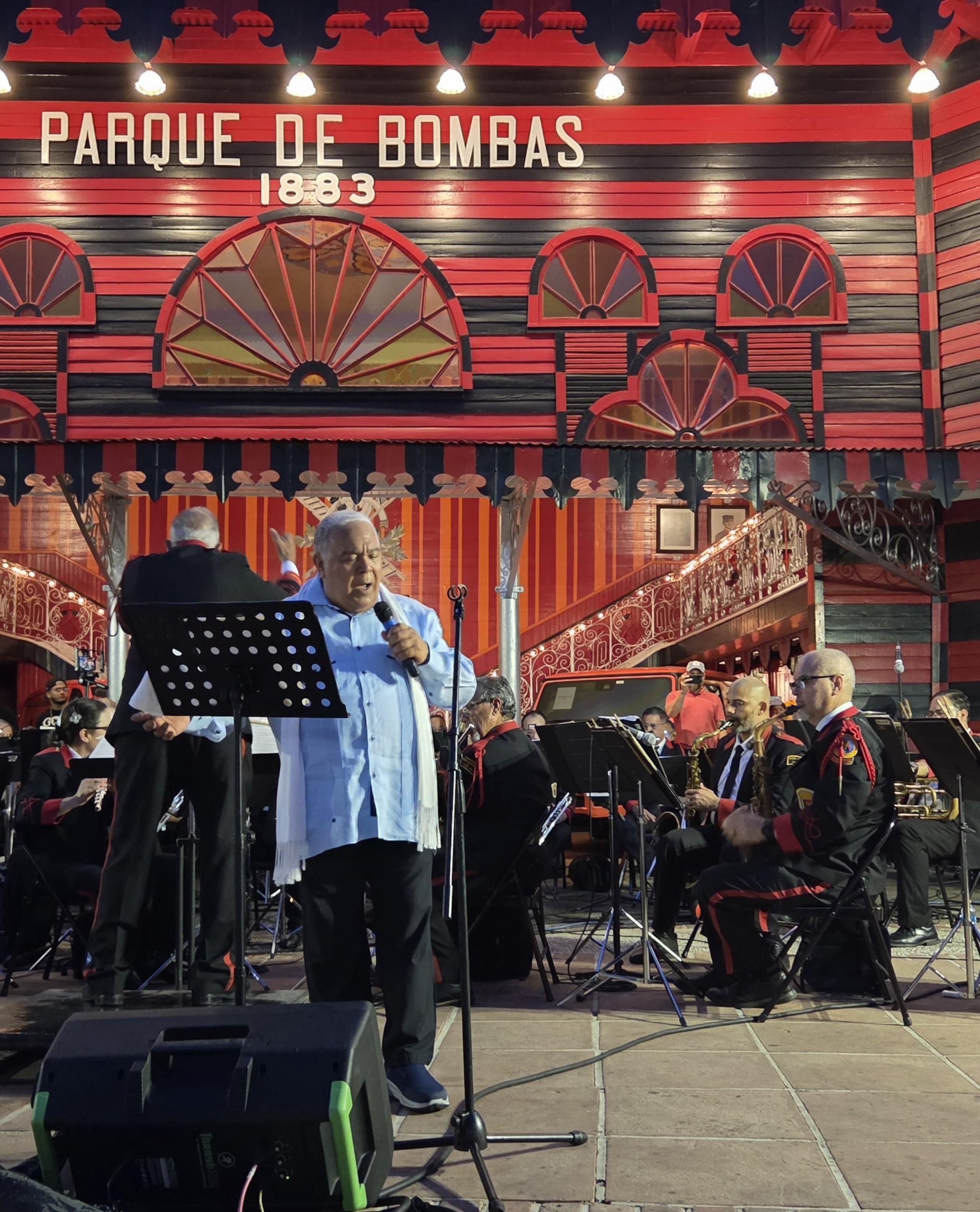 Danny interpretó un repertorio de conocidos éxitos latinoamericanos.