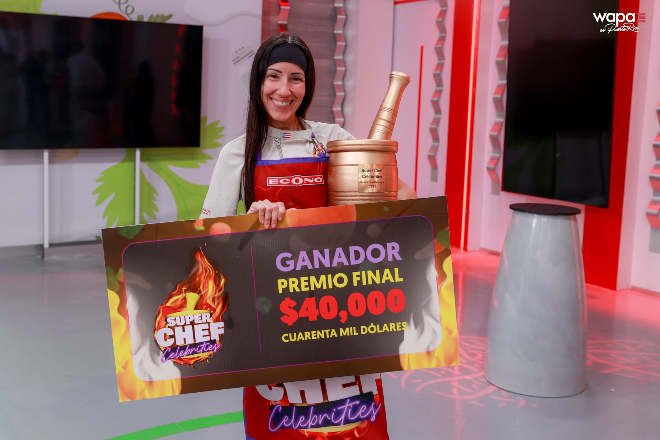 Natasha Isel se alza con el premio de Super Chef Celebrities.