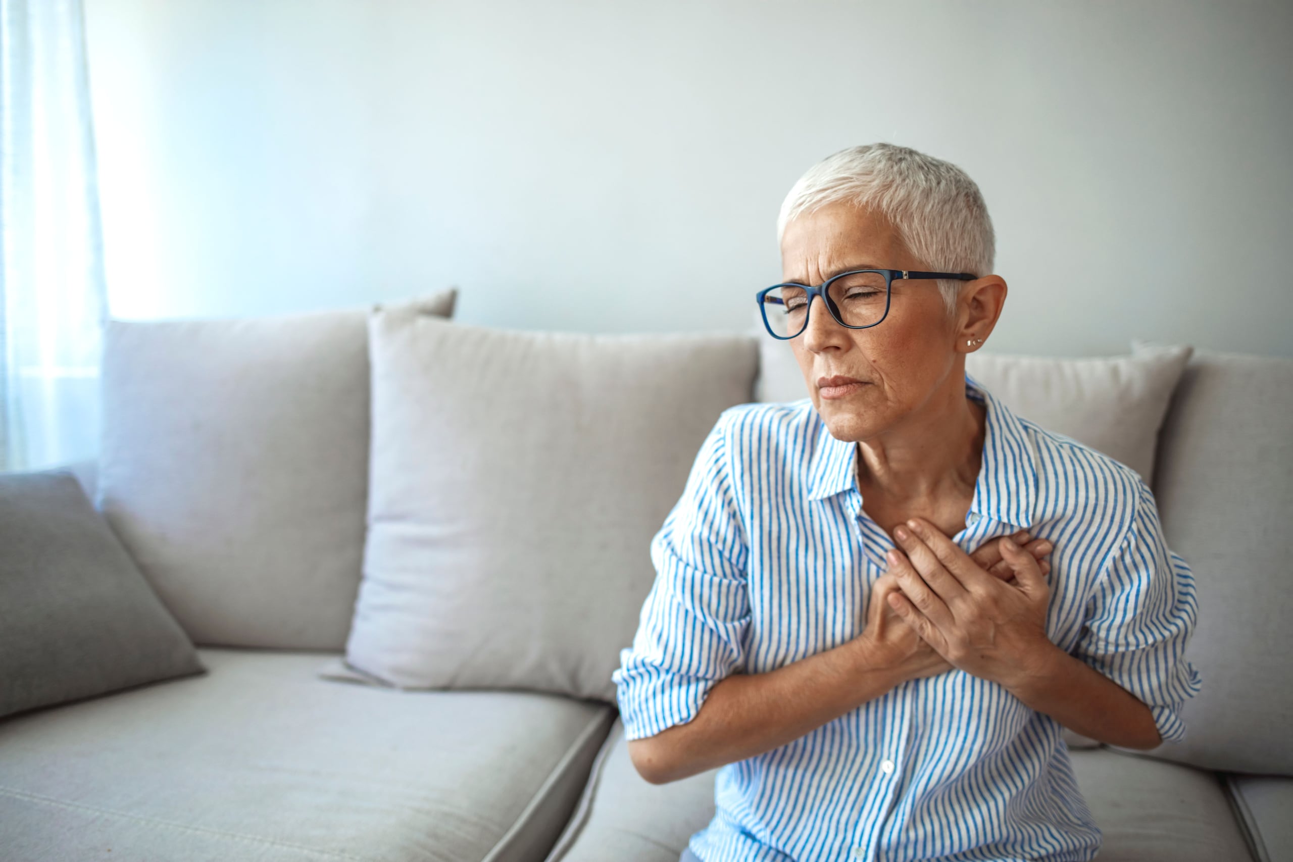 El dolor de pecho es uno de los síntomas de la fibrilación auricular.