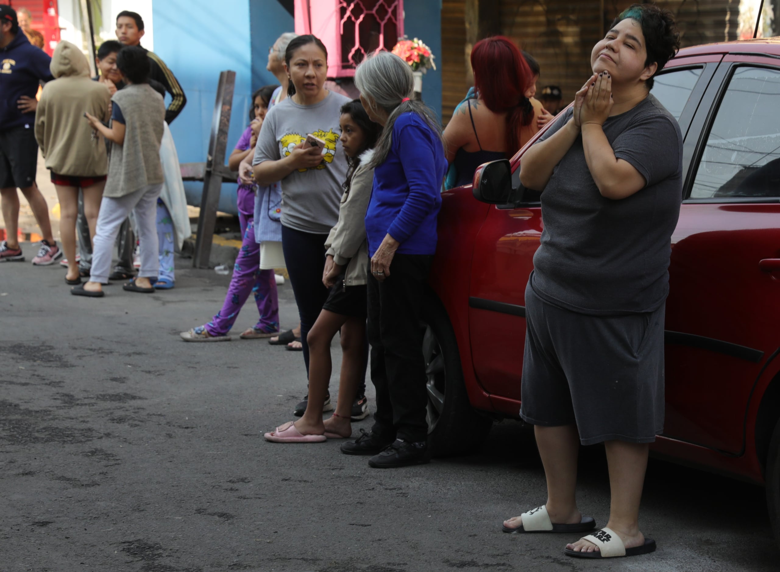 Personas salen a la calle al escuchar una alerta sísmica este lunes, en Ciudad de México (México). EFE/ Mario Guzmán