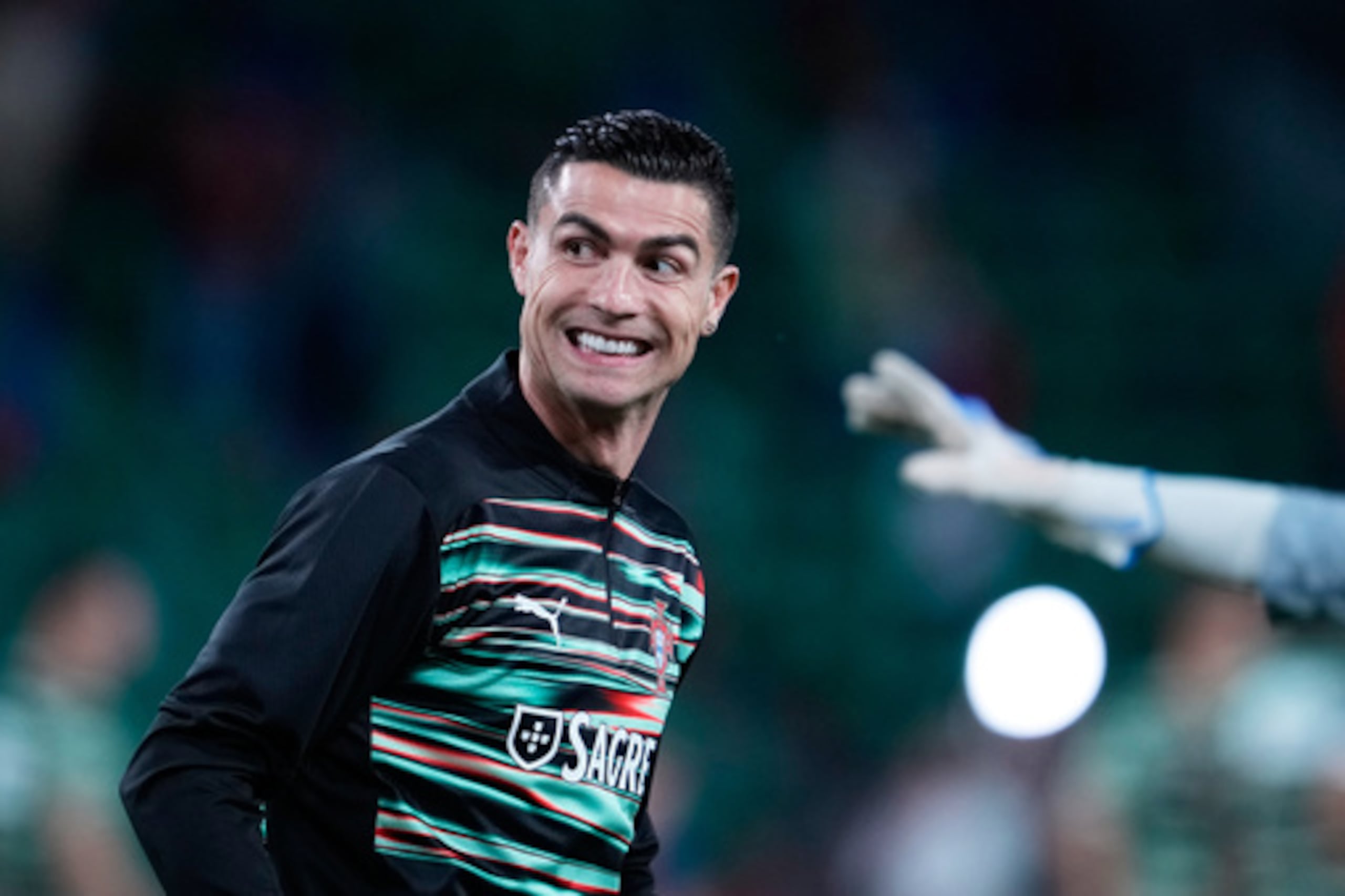ARCHIVO - El portugués Cristiano Ronaldo sonríe durante el calentamiento antes de un partido de fútbol de clasificación para el grupo F del Mundial 2026 entre Portugal y Hungría en Lisboa, el 14 de octubre de 2025. (AP Photo/Armando Franca, Archivo)