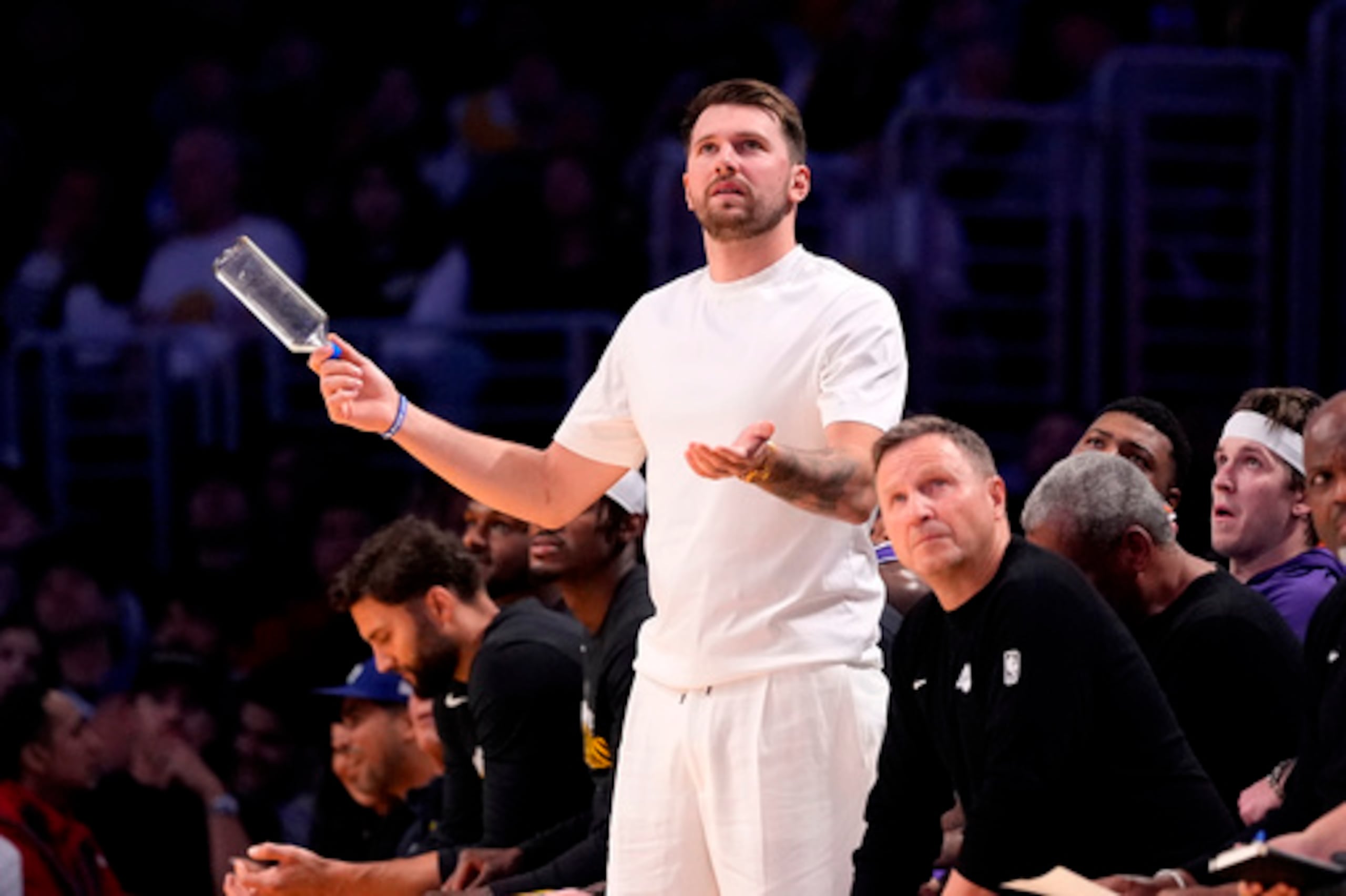 Luka Doncic, de los Lakers de Los Ángeles, reacciona desde el banquillo después de que los Lakers recibieran una falta durante la segunda mitad del quinto partido de la primera ronda de los playoffs de baloncesto de la NBA contra los Houston Rockets, el miércoles 29 de abril de 2026, en Los Ángeles.