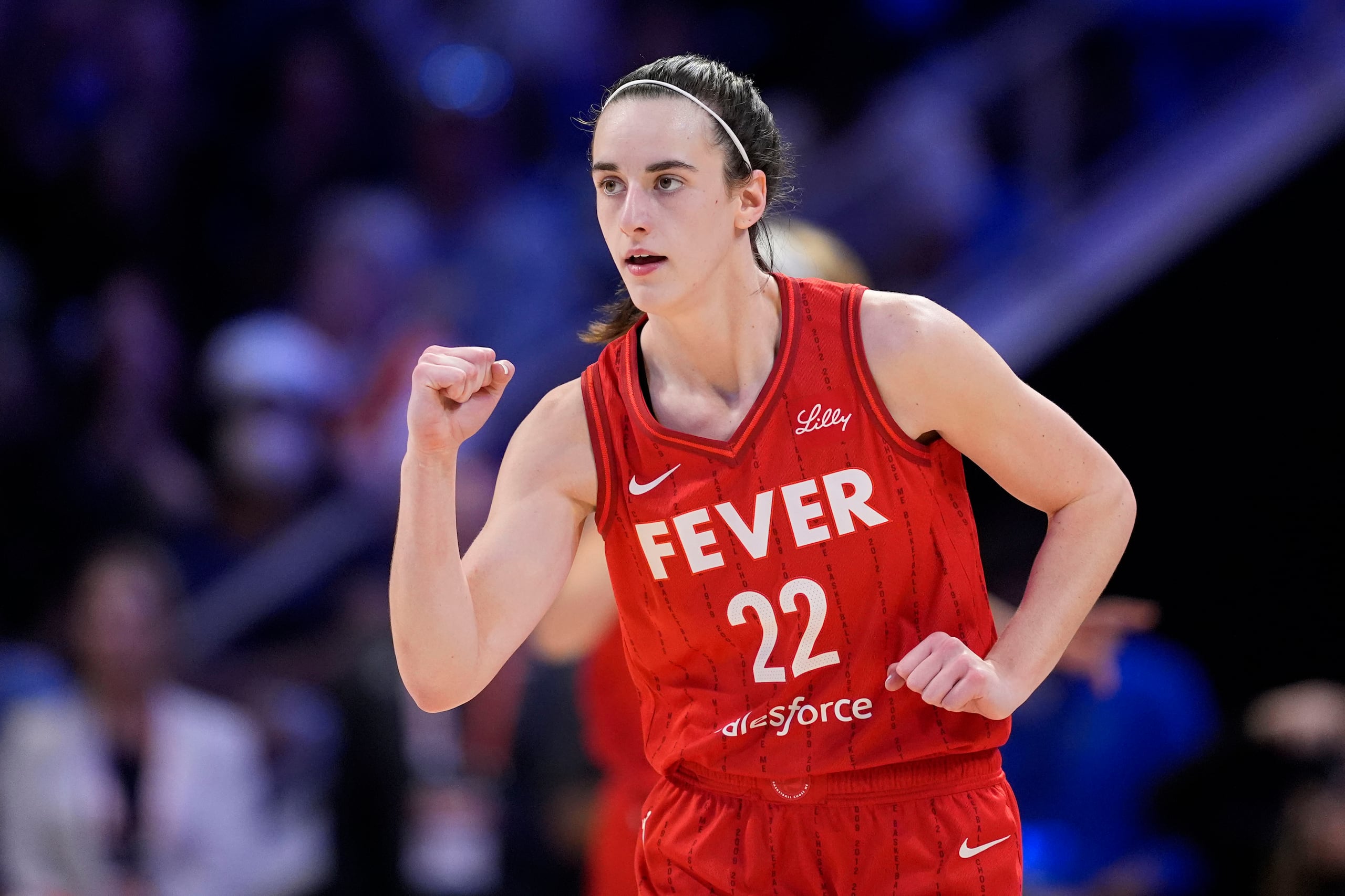 Caitlin Clark festeja durante el partido del miércoles ante las Wings de Dallas.