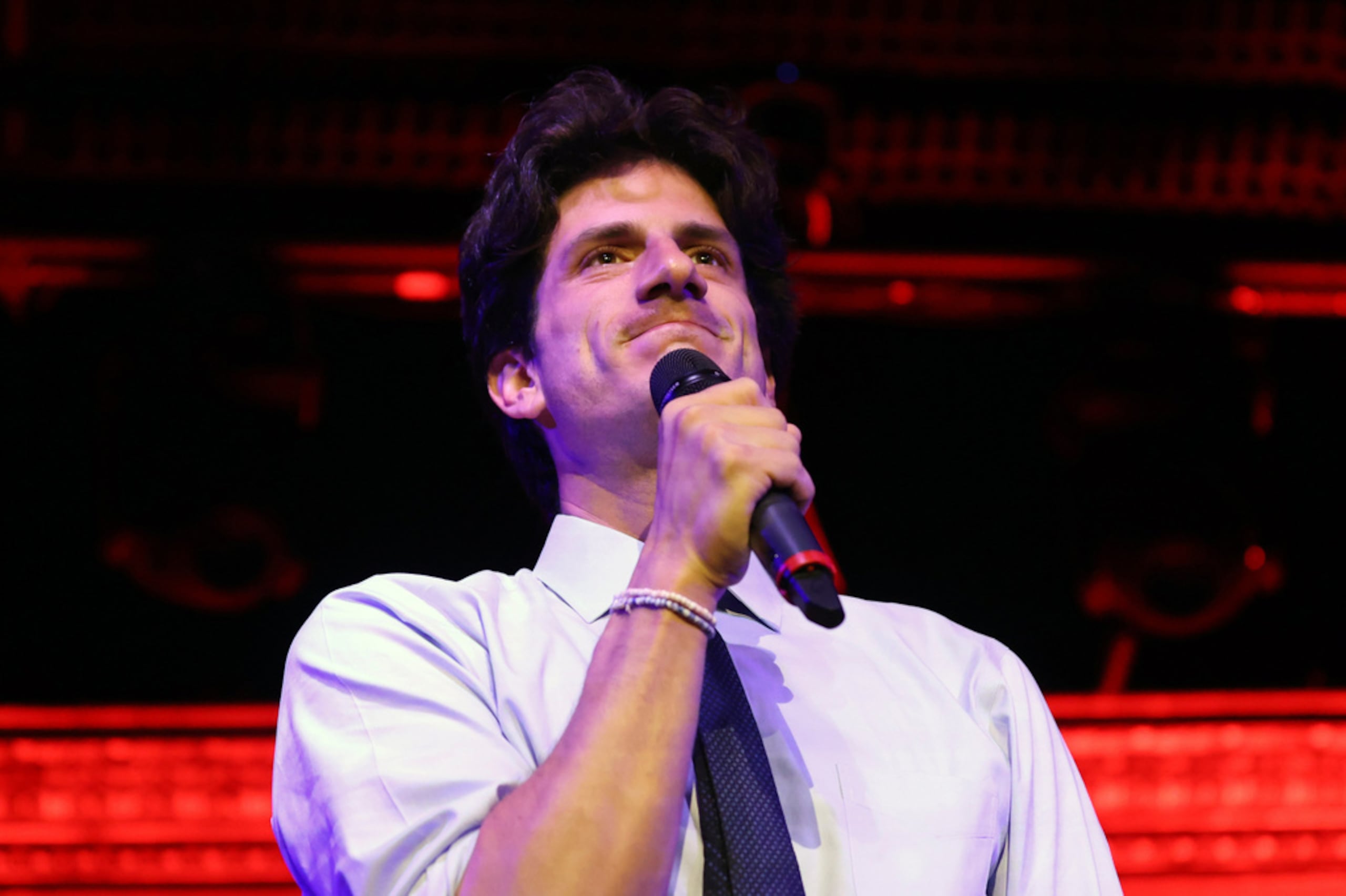 Jack Schlossberg, candidato demócrata al Congreso, habla durante una fiesta de observación de la noche electoral el 23 de junio de 2026 en Nueva York.