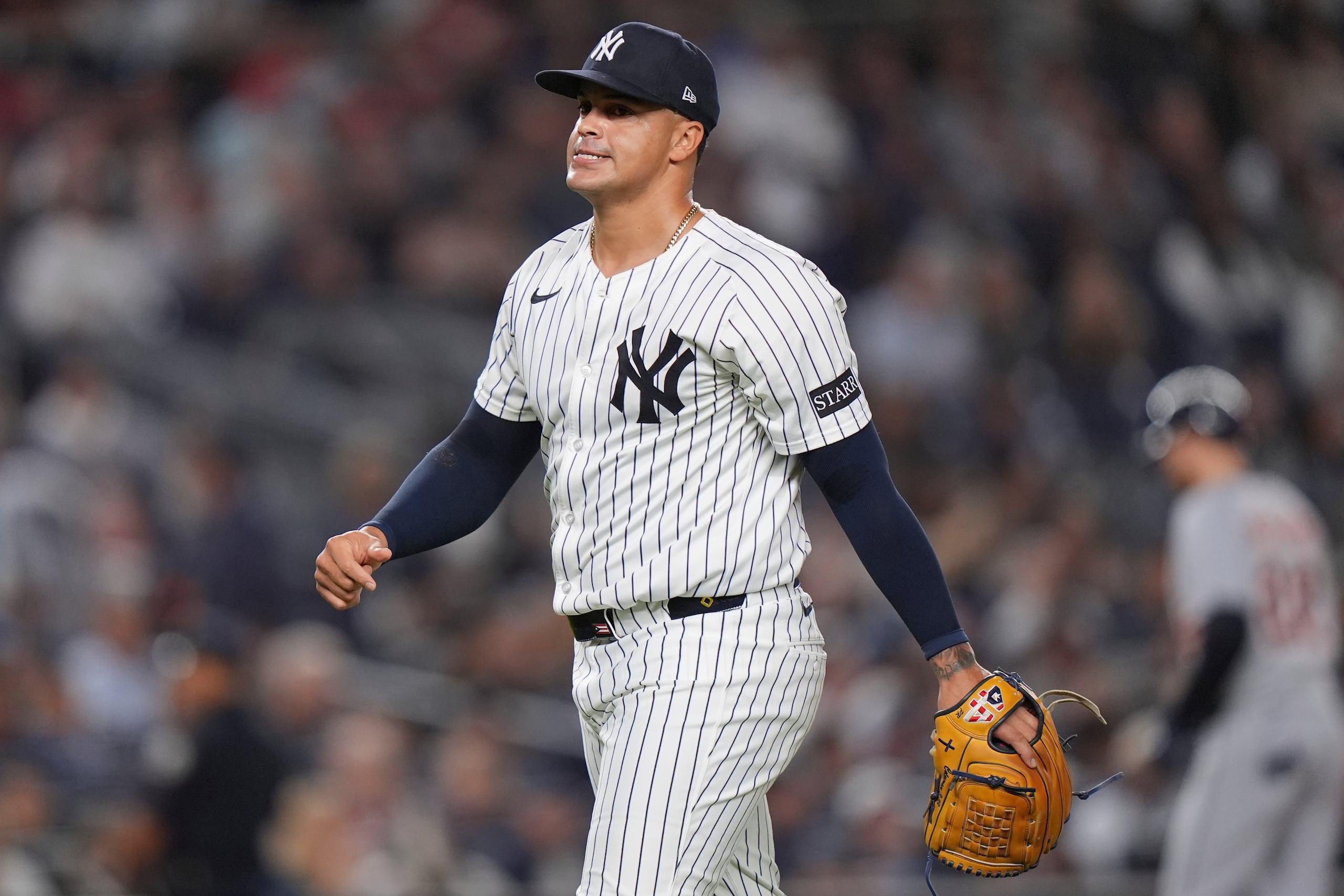 Fernando Cruz, relevista de los Yankees de Nueva York, sale del montículo en la parte alta de la séptima entrada de un juego contra los Tigers de Detroit.