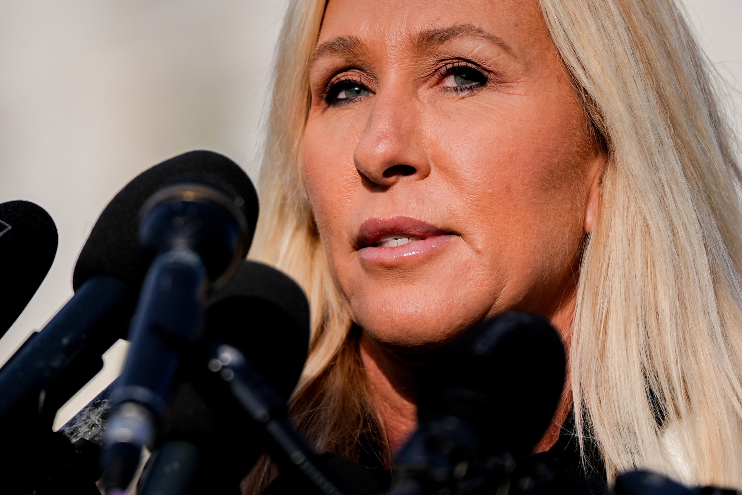 Según dijo en un video publicado en redes sociales, Greene renunciaría a su escaño congresional en enero.