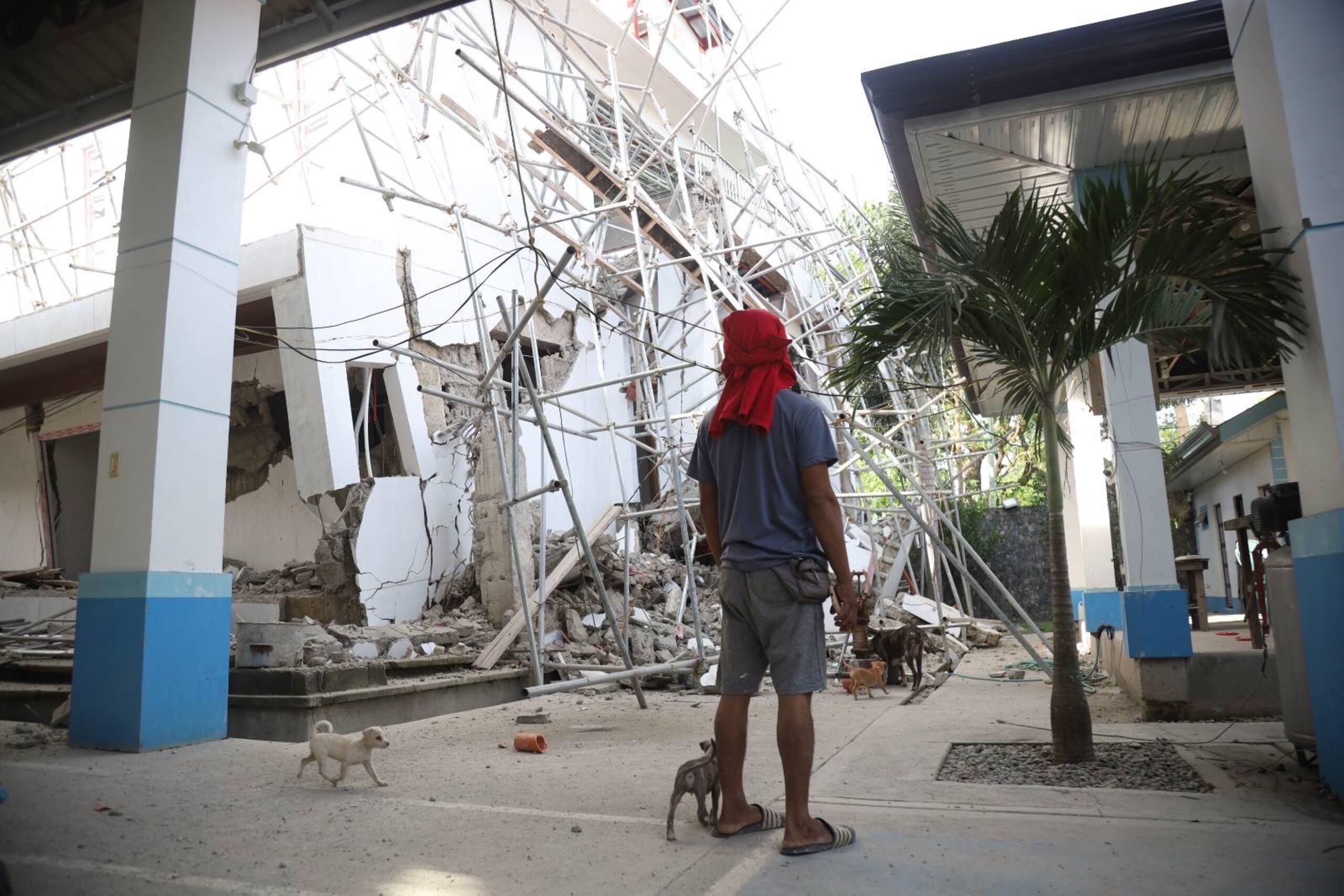 Las autoridades investigan si el ataque estaba relacionado con la muerte de 11 presuntos militantes islámicos en una ofensiva militar respaldada por ataques aéreos y disparos de artillería el viernes al sur de la provincia de Maguindanao.