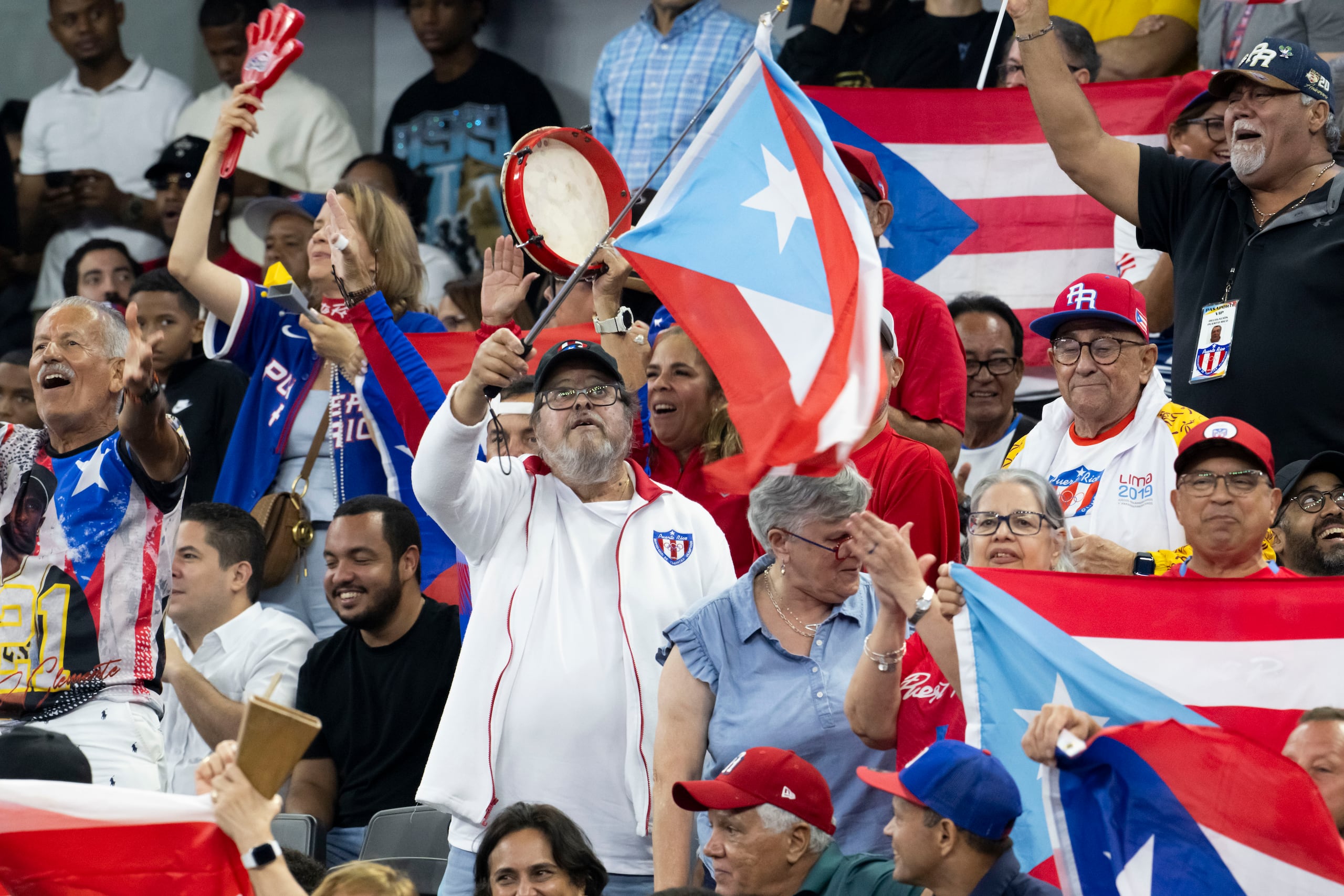 Boricuas en el partido final de baloncesto masculino.