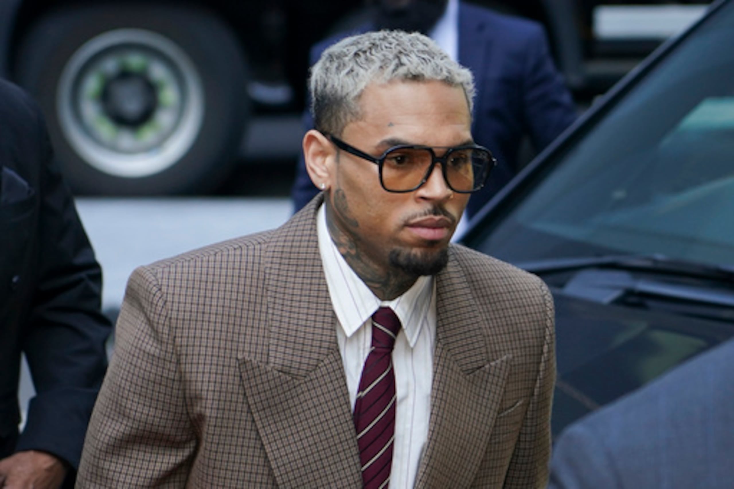 Chris Brown llega a corte en Londres.